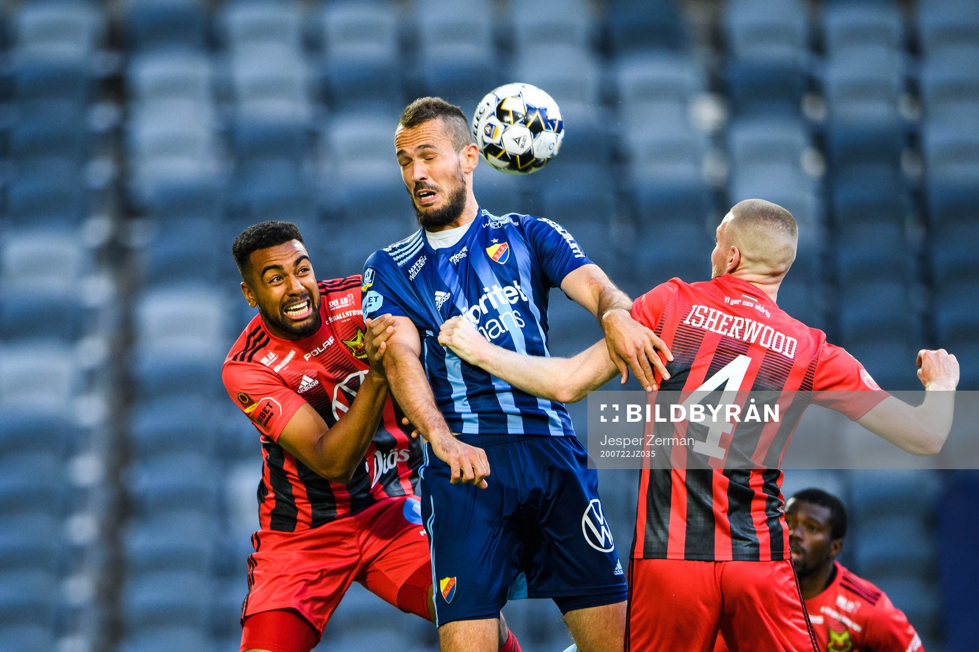 Östersunds Noah Sonko Sundberg och Thomas Isherwood i en