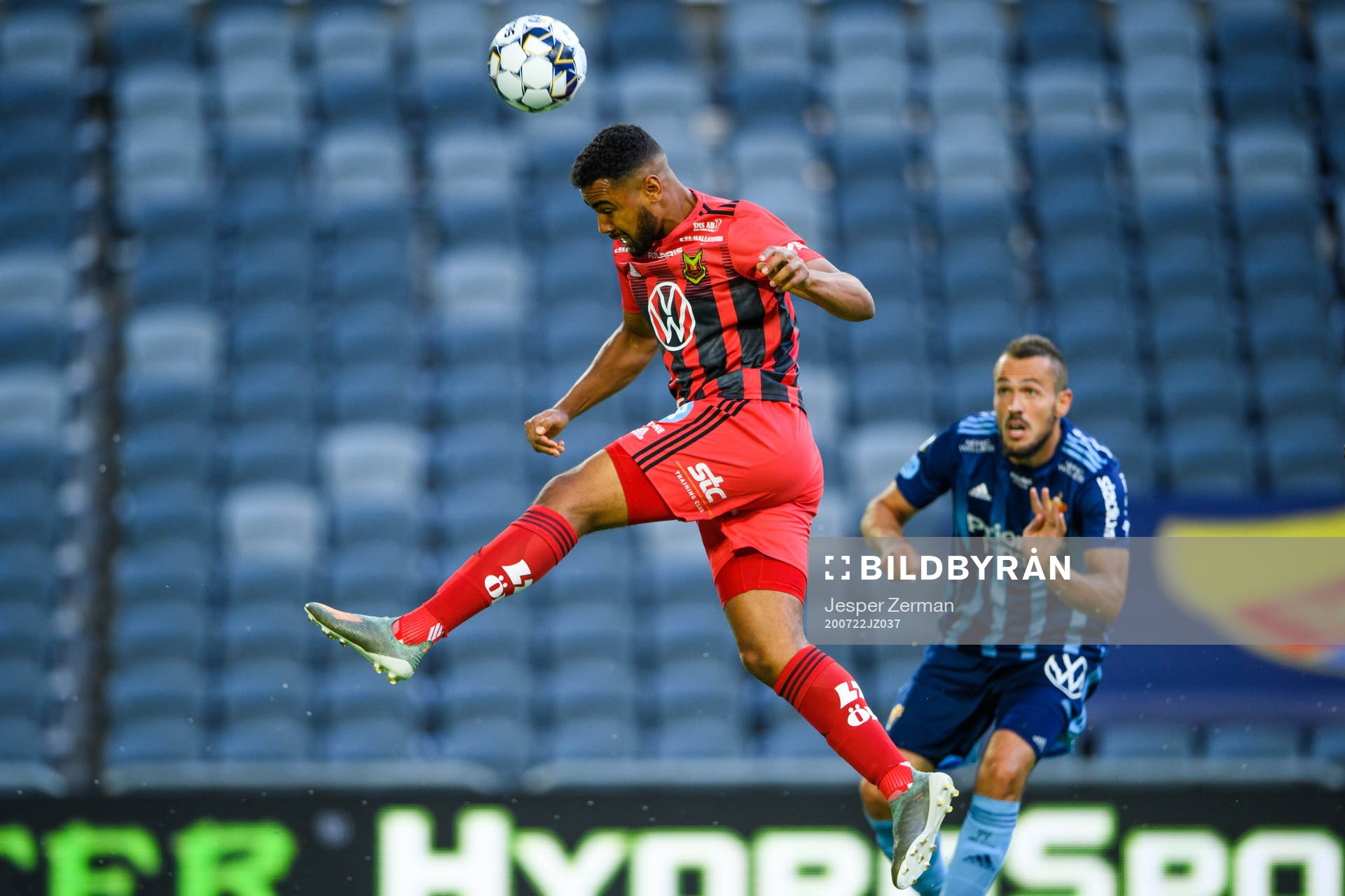 Östersunds Noah Sonko Sundbergoch Djurgårdens Emir Kujovic
