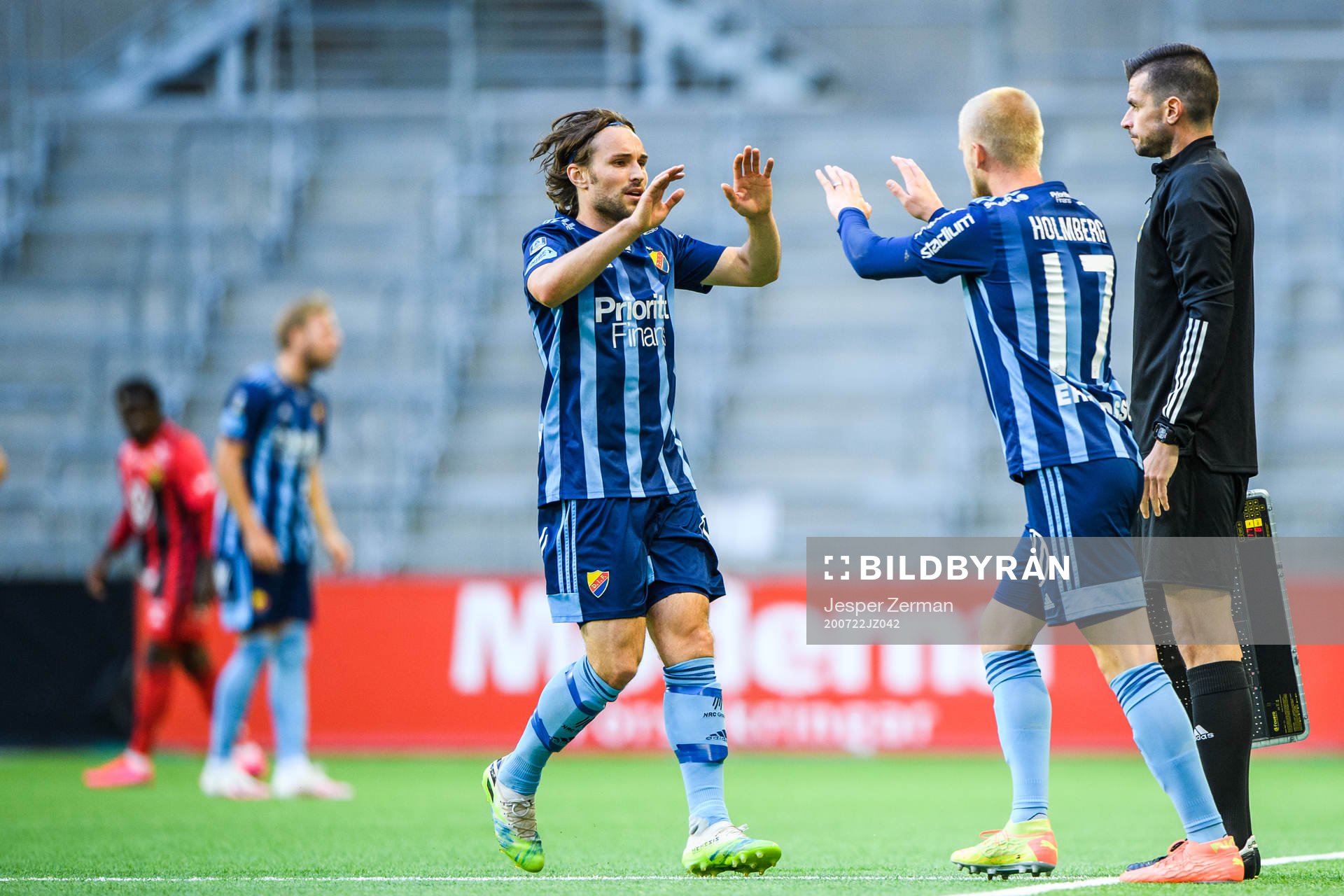 Byte mellan Djurgårdens Kevin Walker och Kalle Holmberg