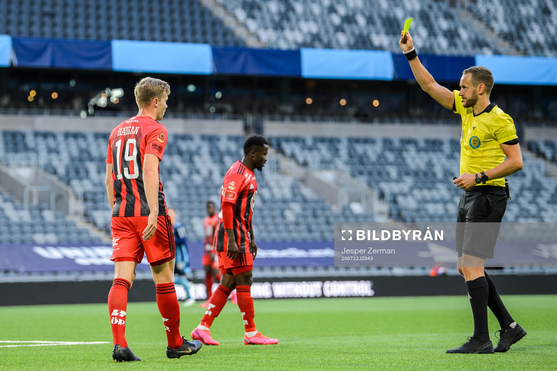 Östersunds Eirik Haugan får en varning av domare Victor