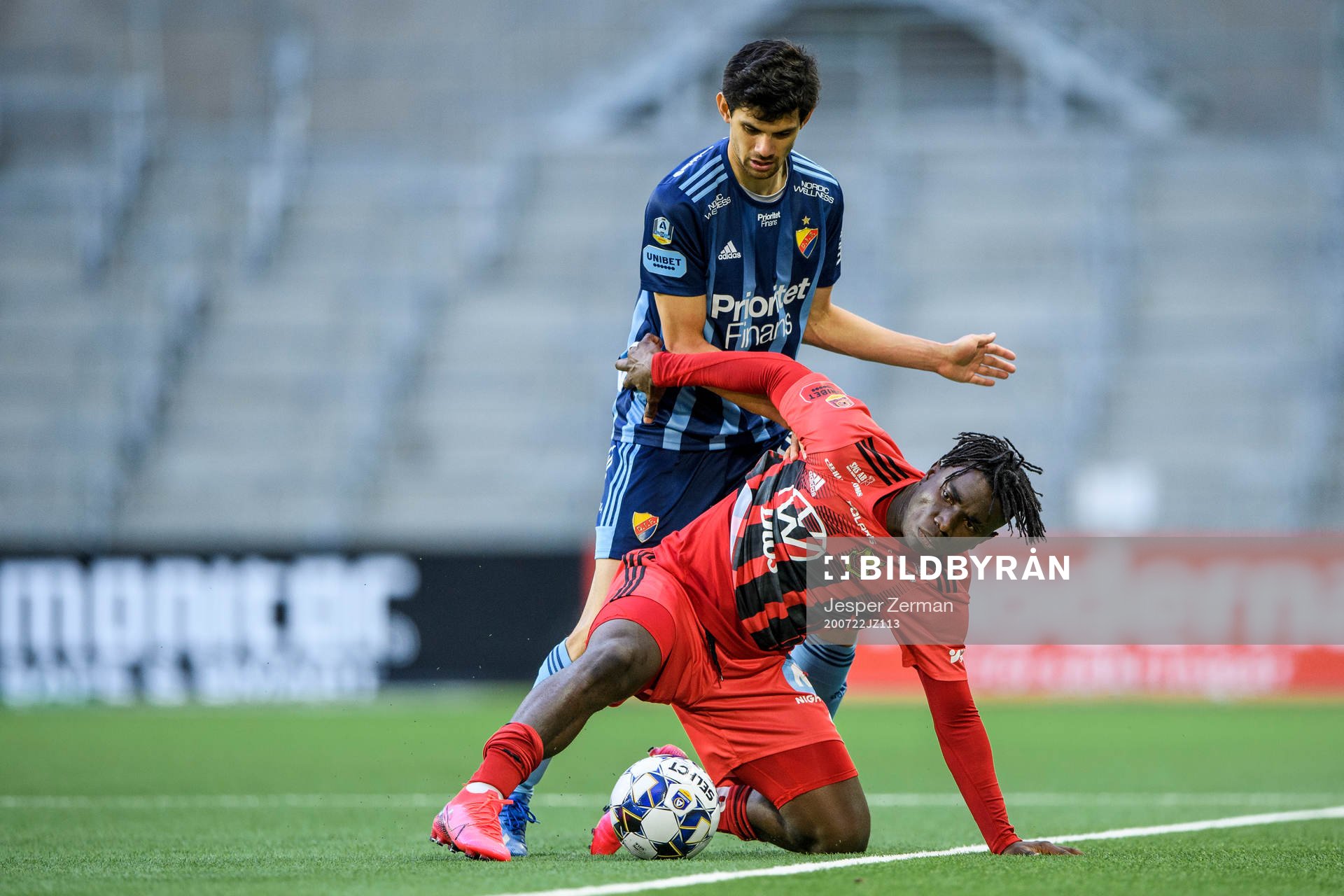 Djurgårdens Jesper Nyholm och Östersunds Jordan Attah Kadiri under fotbollsmatchen i Allsvenskan mellan Djurgården och Östersund den 22 juli 2020 i Stockholm.