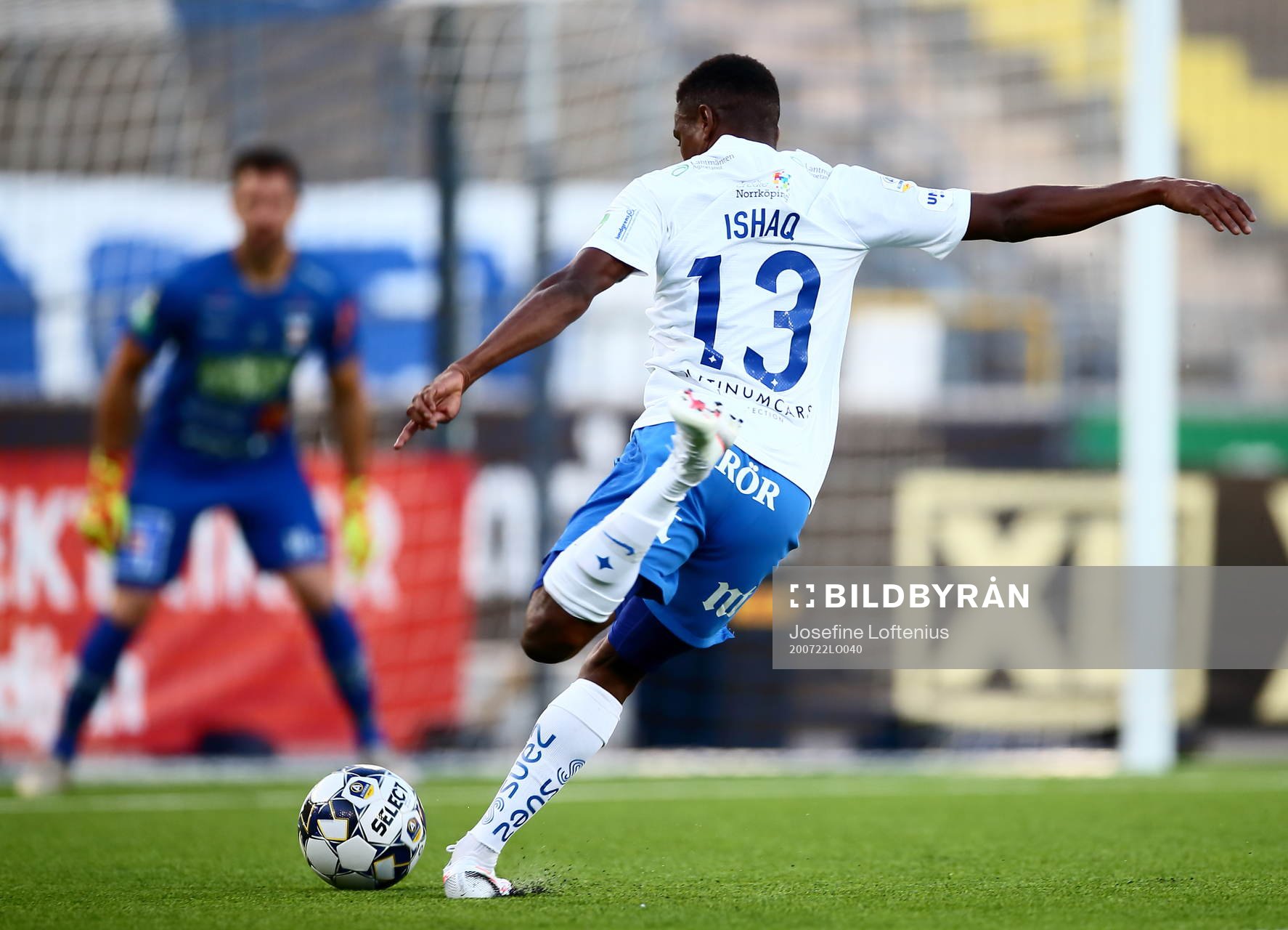IFK Norrköpings Abdulrazaq Ishaq skjuter mot Varbergs