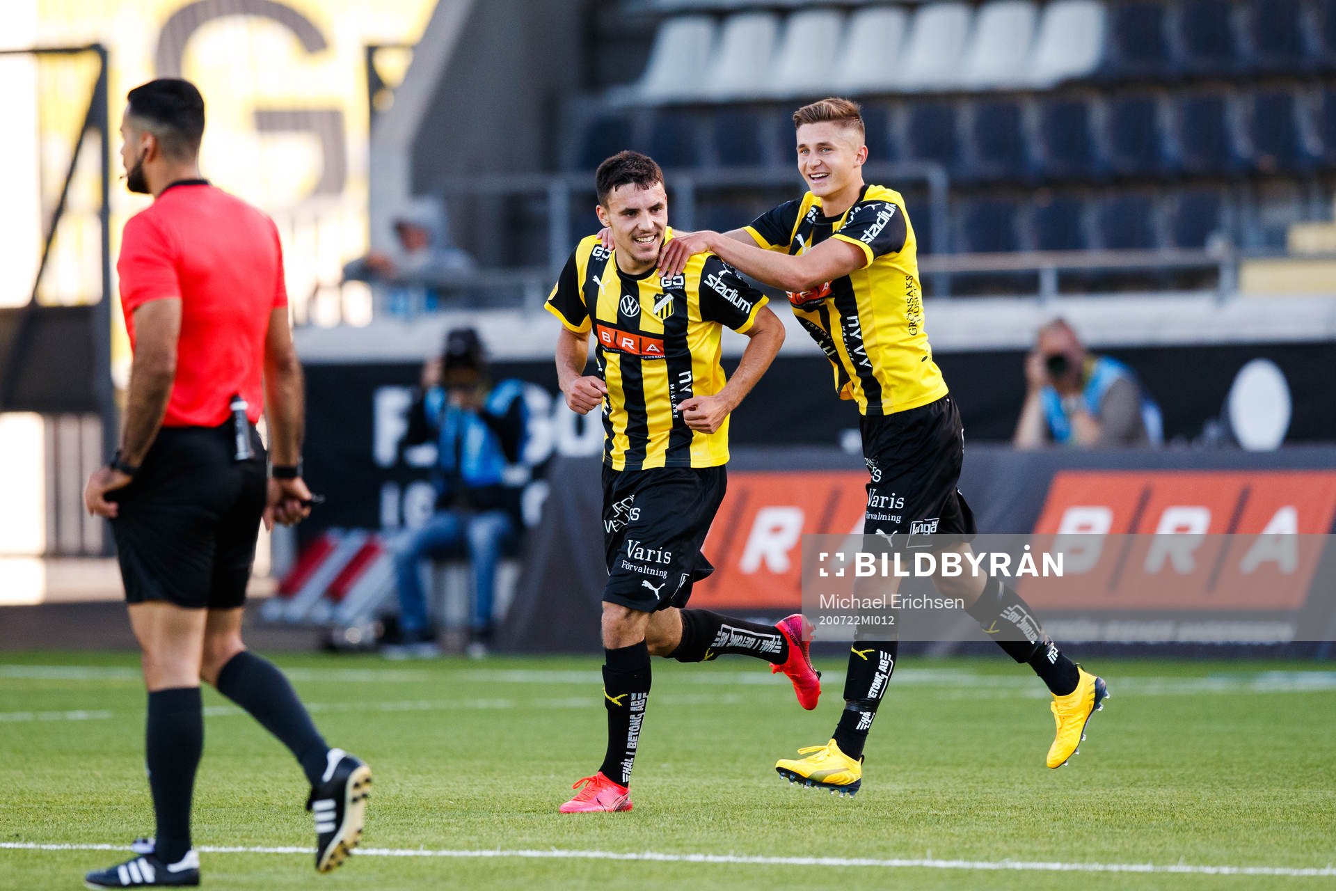 Häckens Ali Youssef och Leo Bengtsson jublar