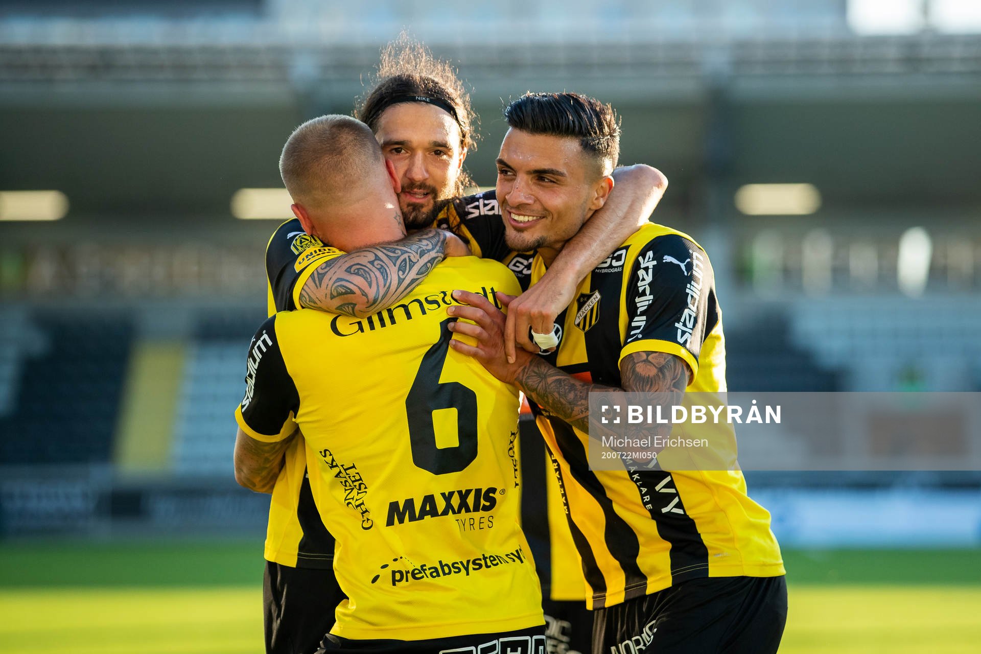 Häckens Leonard Zuta jublar med Alexander Faltsetas och