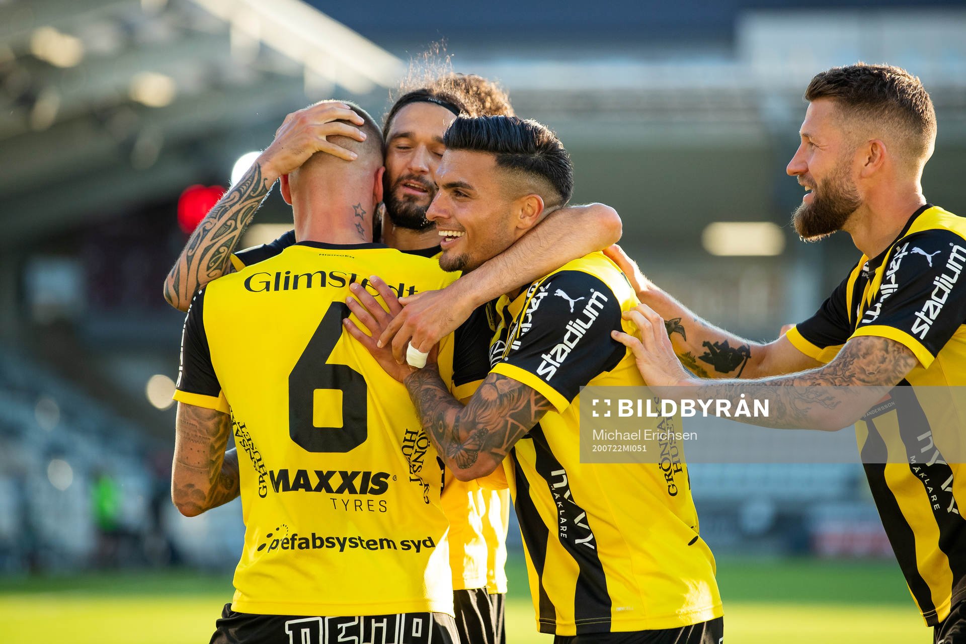 Häckens Leonard Zuta jublar med Alexander Faltsetas, Ahmed Yasin och Joona Toivio efter sitt 3-0 mål under fotbollsmatchen i Allsvenskan mellan Häcken och AIK den 22 juli 2020 i Göteborg.