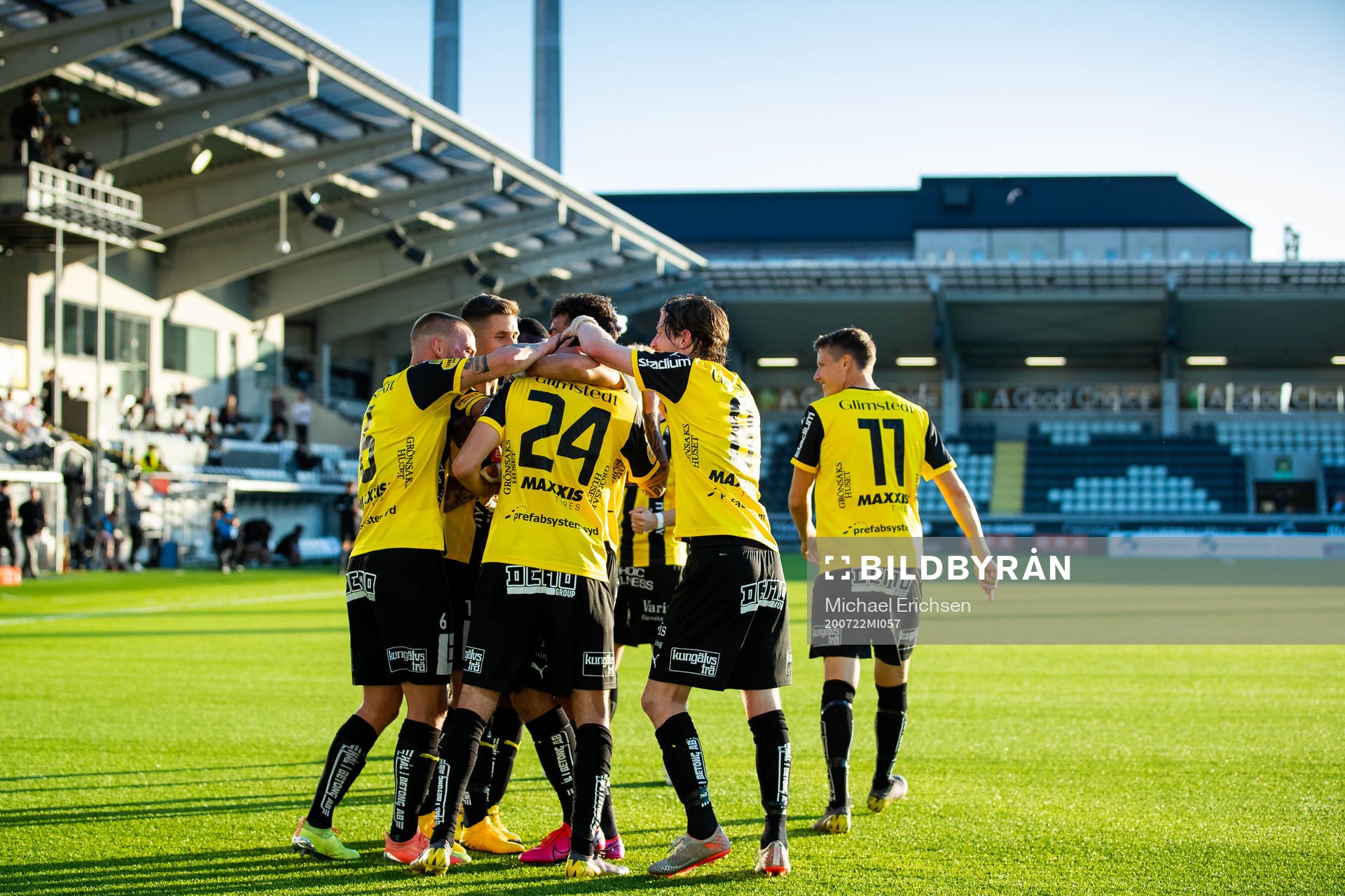 Häckens Leonard Zuta jublar med lagkamrater
