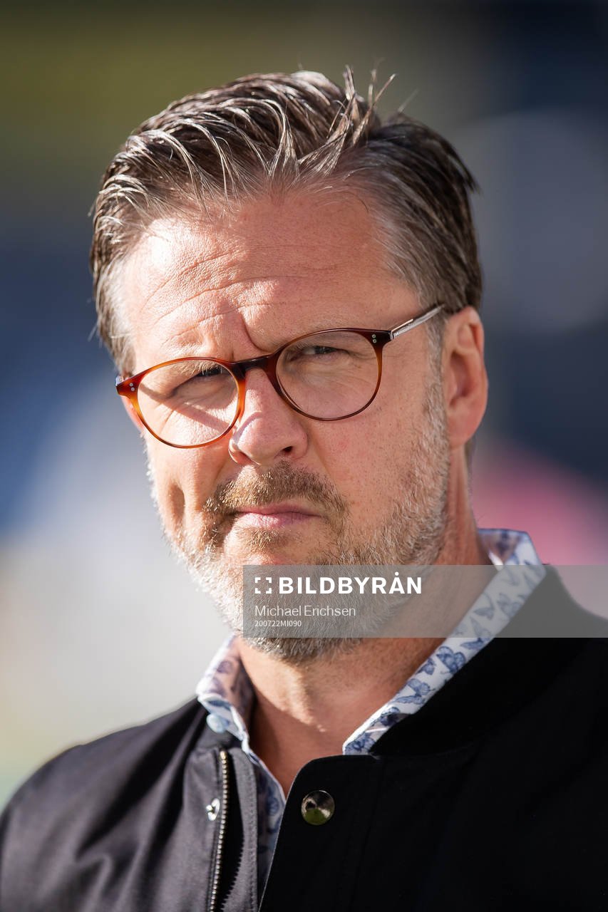 s tränare Rikard Norling innan fotbollsmatchen i