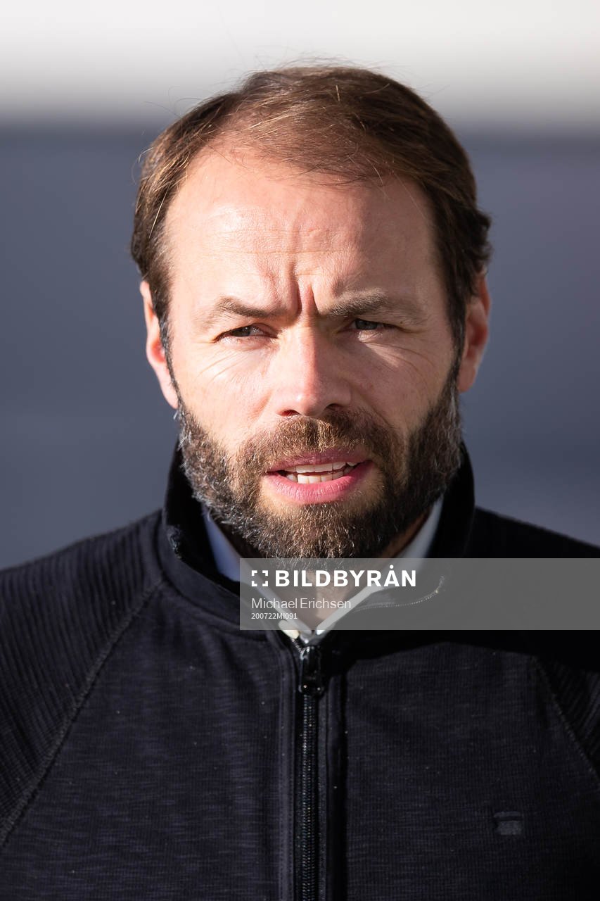 Häckens tränare Andreas Alm innan fotbollsmatchen i