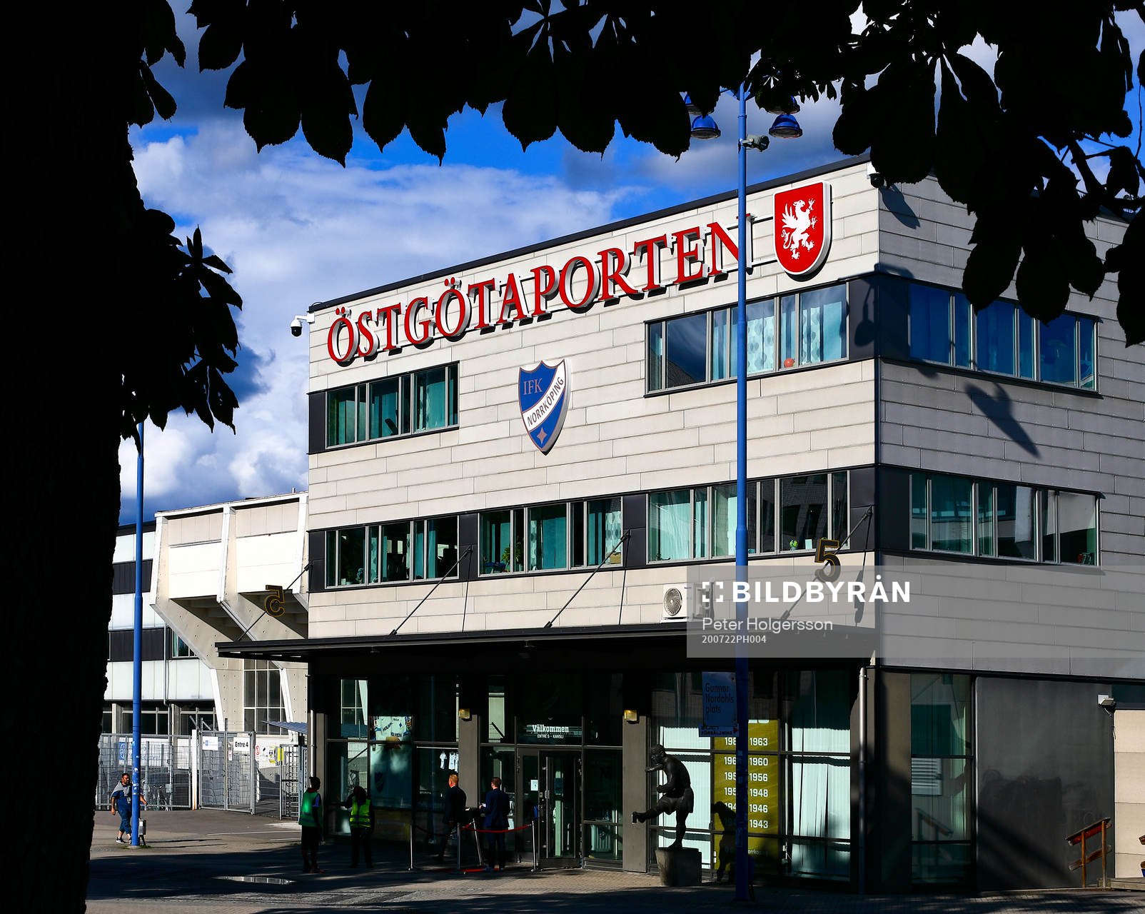 Östgötaporten före fotbollsmatchen i Allsvenskan mellan