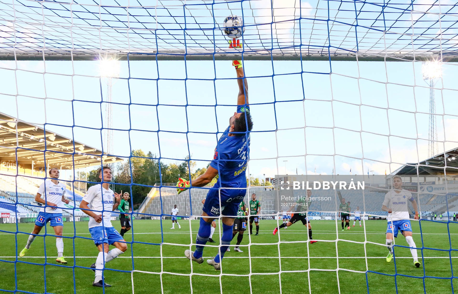 Räddning av Varbergs målvakt Stojan Lukic