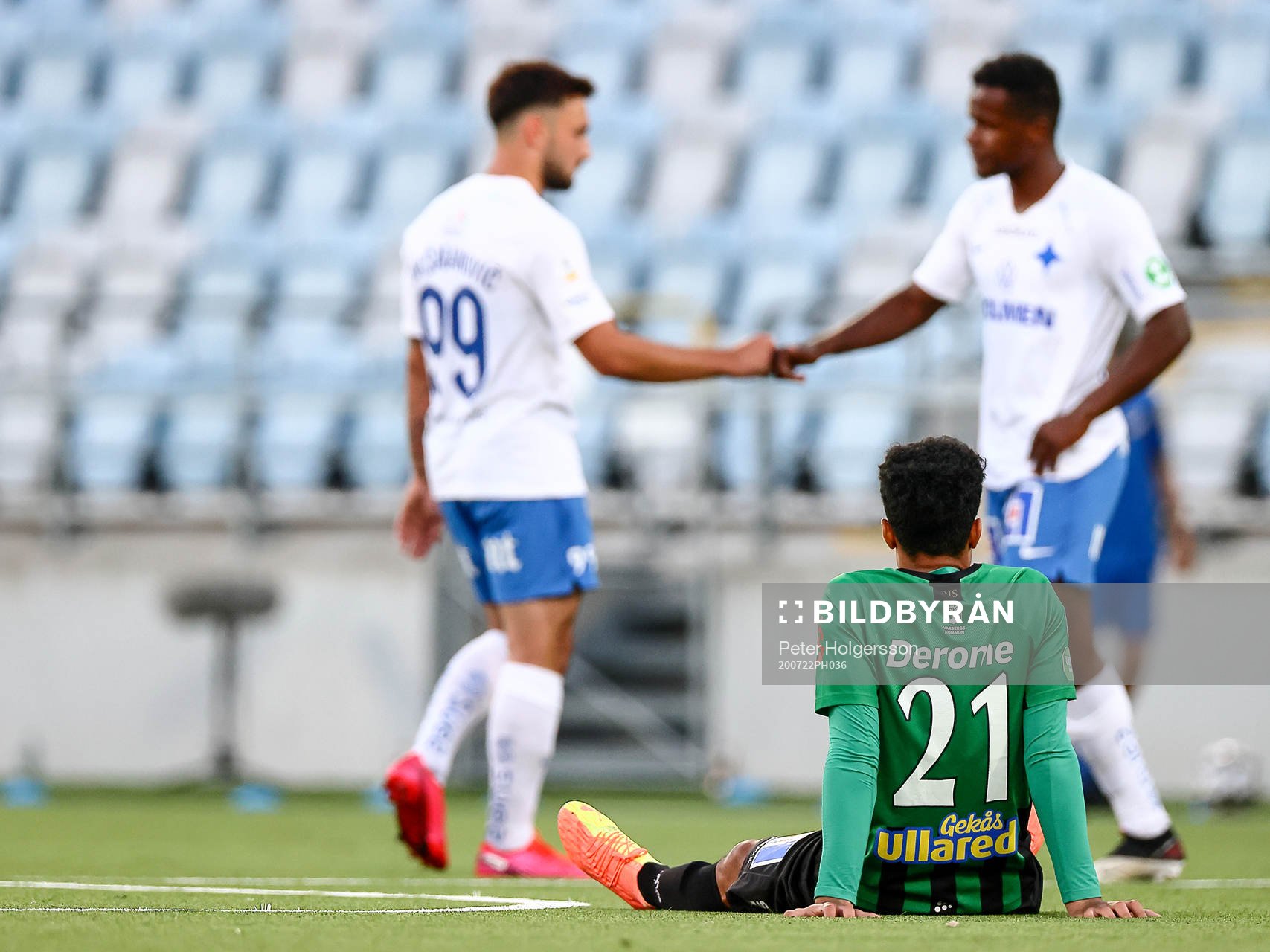 Varbergs Luke Le Roux deppar medan IFK Norrköpings spelare