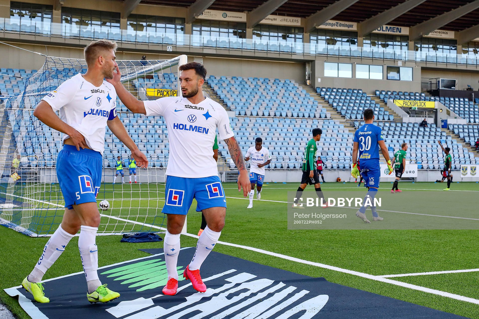IFK Norrköpings Christoffer Nyman och Sead Haksabanovic jublar efter mål 1-0 under fotbollsmatchen i Allsvenskan mellan IFK Norrköping och Varberg den 22 juli 2020 i Norrköping.