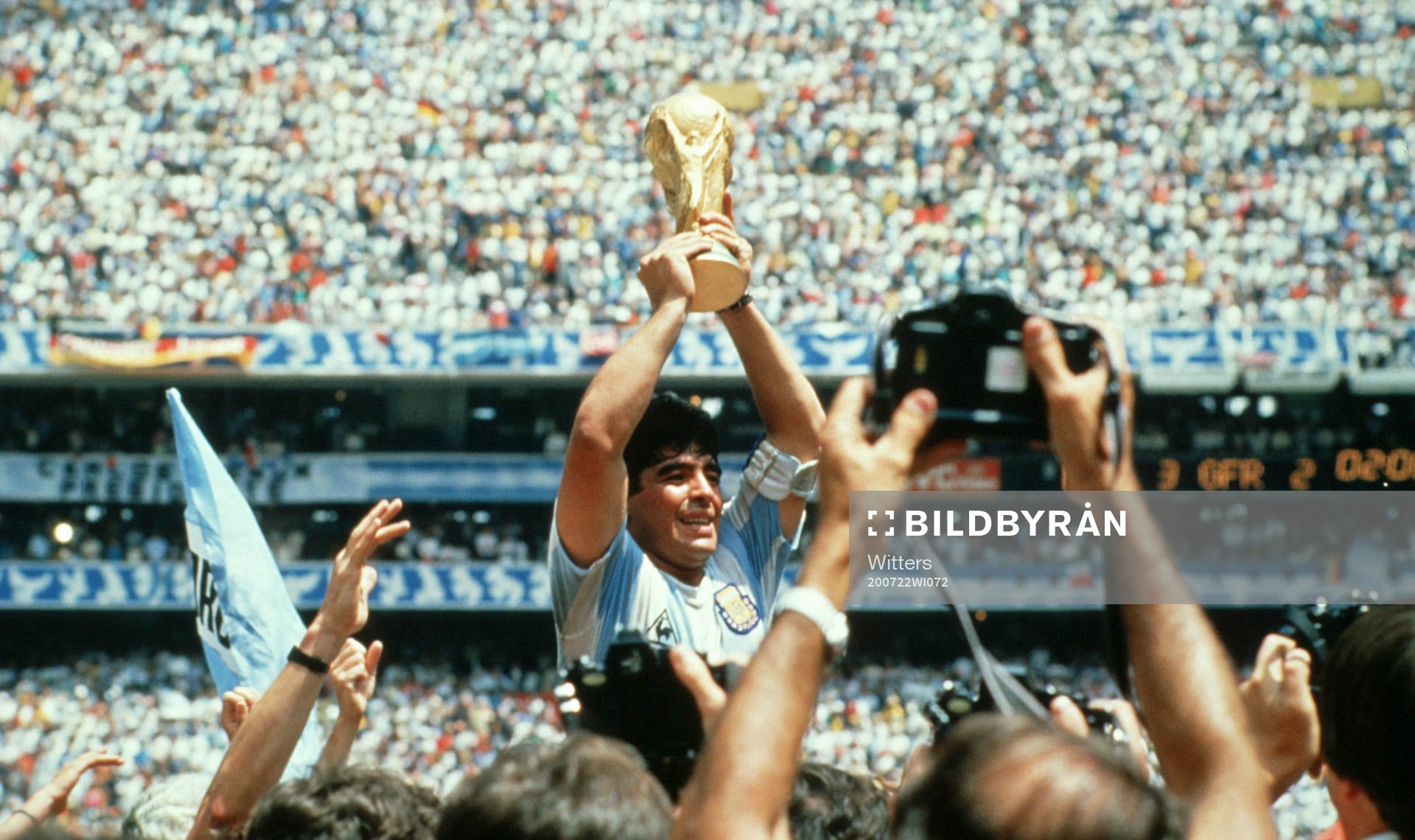  Diego Maradona (Weltmeister Argentinien) Fussball WM 1986 in Mexiko, Finale, Deutschland - Argentinien 2:3 Final VM-final Argentina - Västtyskland 3-2 Diego Maradona med VM-pokalen
© Bildbyrån - COP 39 - SWEDEN & NORWAY ONLY