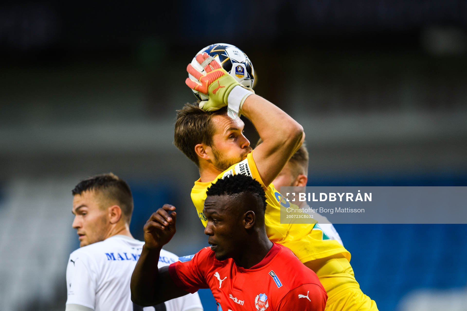 Helsingborgs Alhaji Gero och Örebros målvakt Oscar Jansson