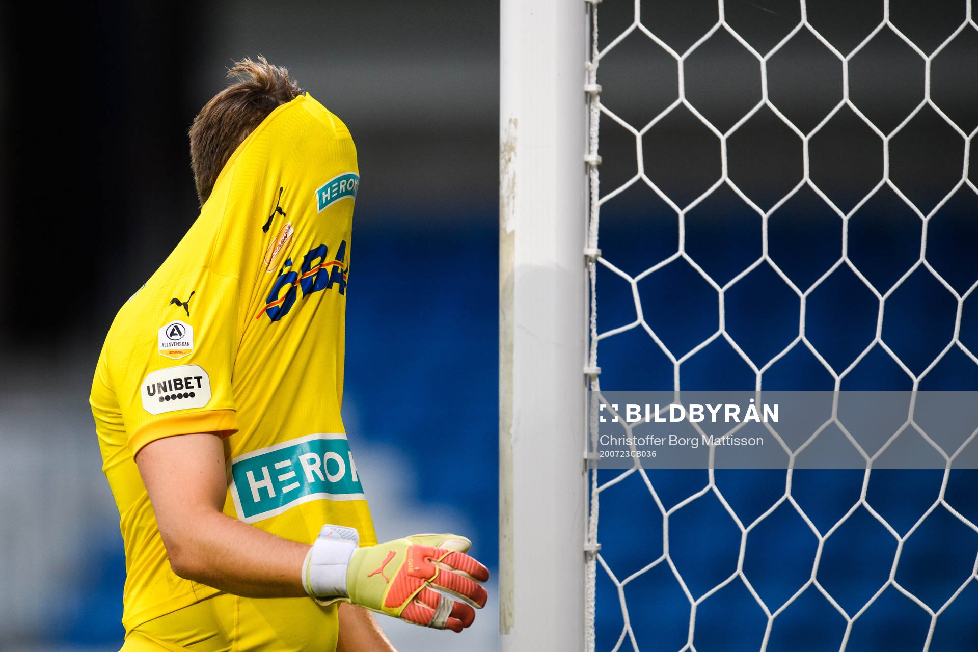 Örebros målvakt Oscar Jansson deppar