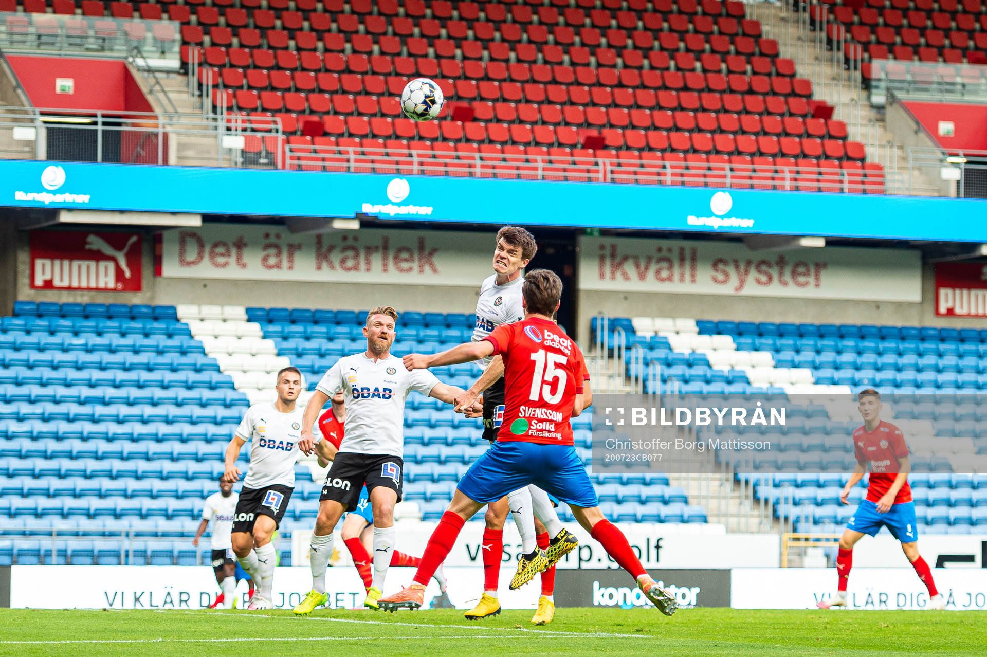 Örebros Albin Granlund nickar bort bollen