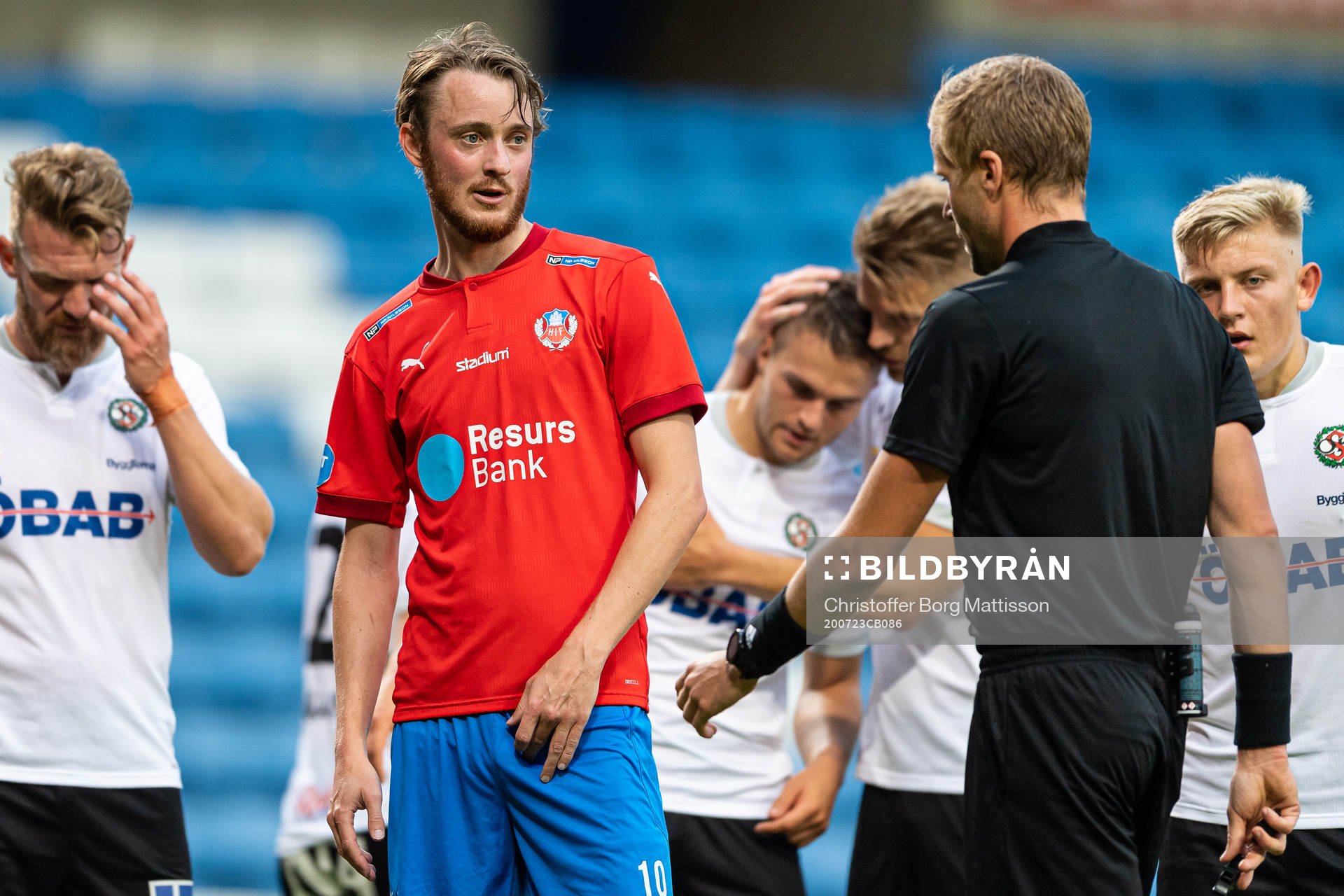 Helsingborgs Rasmus Jönsson i samtal med Domare Glenn