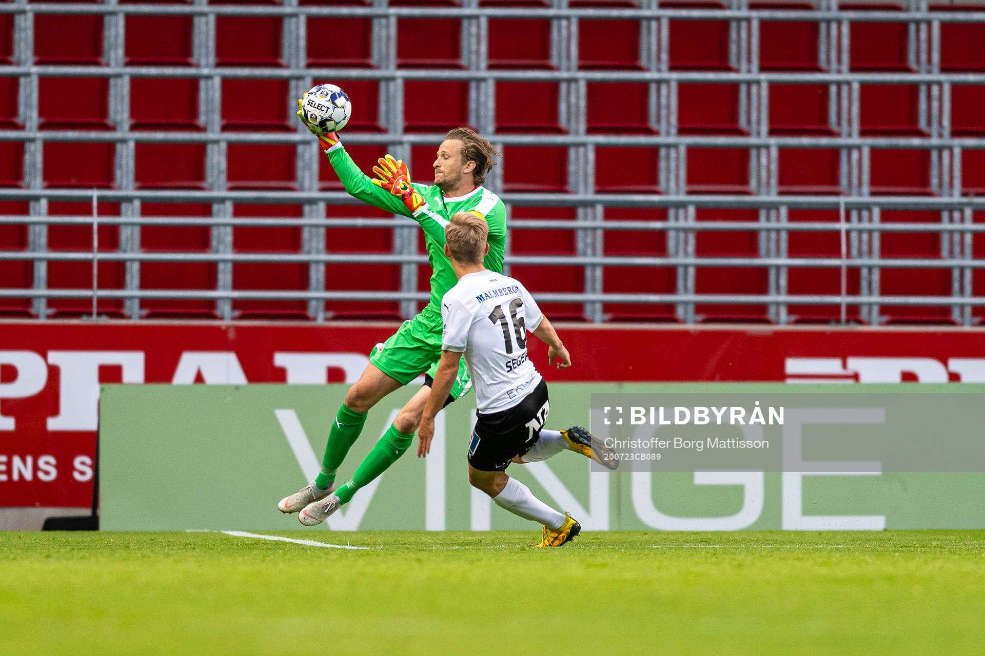Helsingborgs målvakt Anders Lindegaard tar bollen utanför