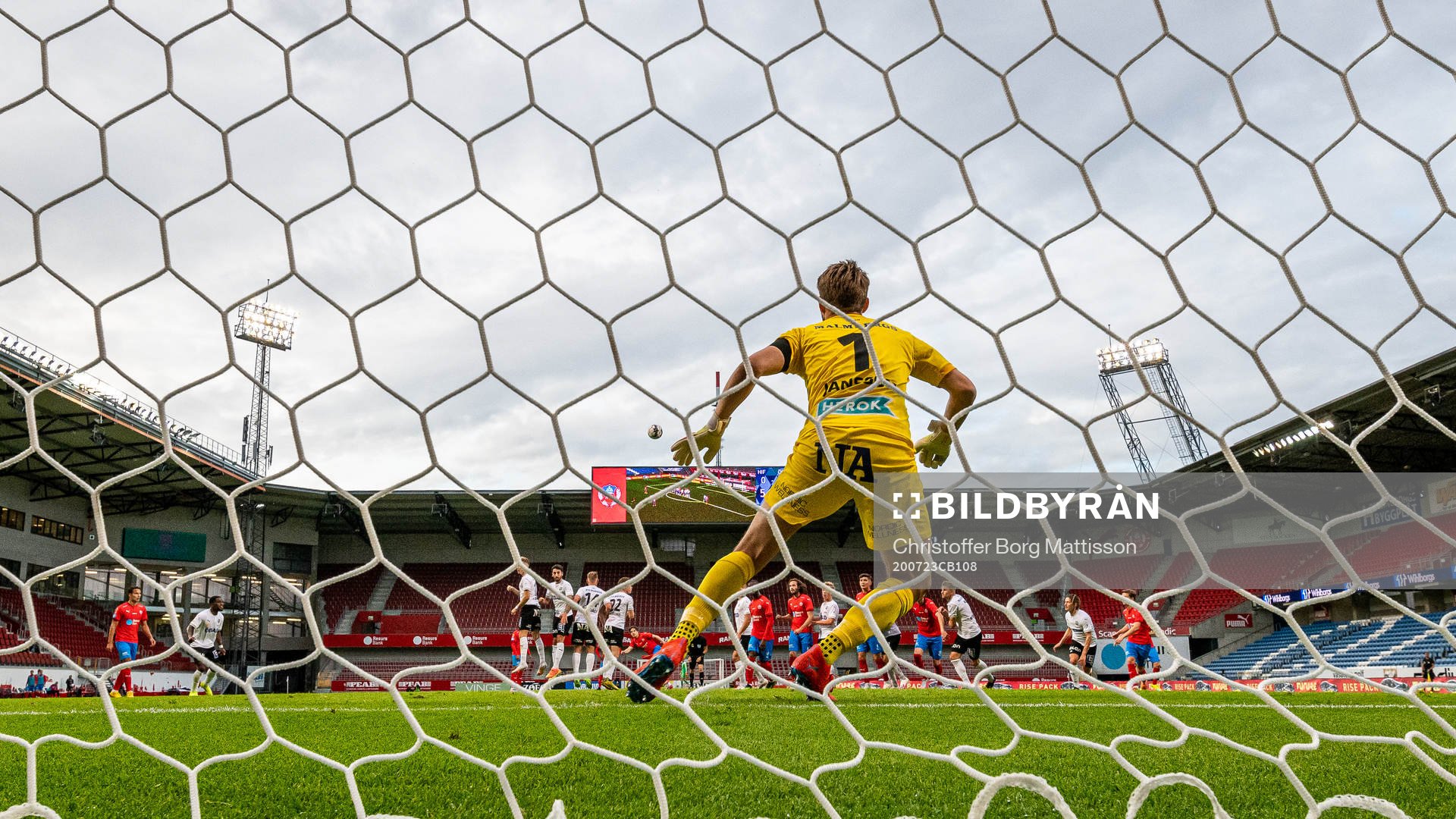 Helsingborgs Brandur Hendriksson med en frispark
