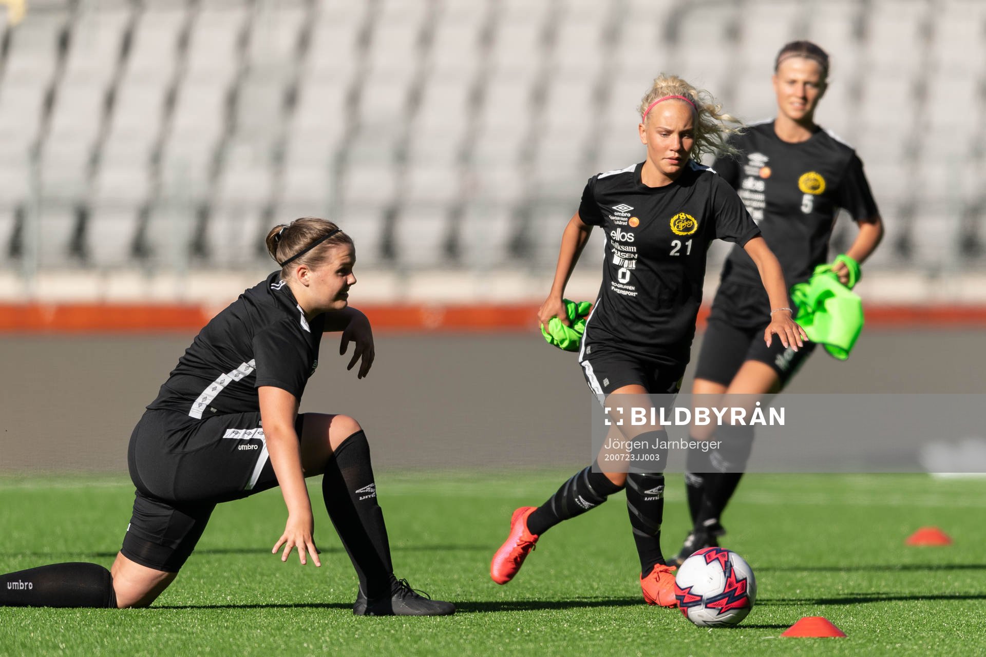 Tea Skoglund och målvakt Sanna Öjersson