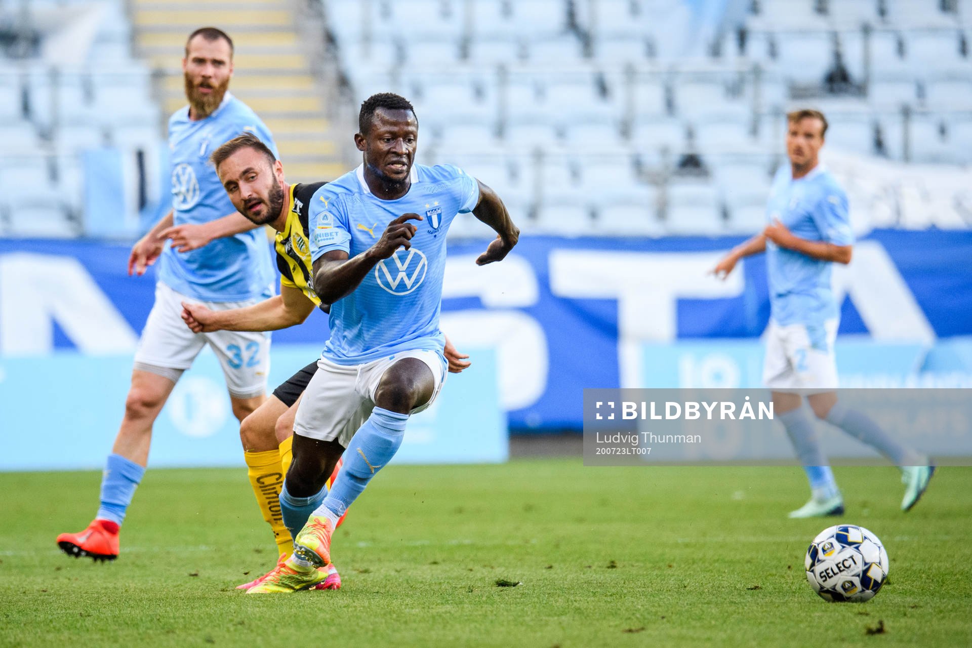 Hammarbys Muamer Tankovic och Malmö FFs Bonke Innocent