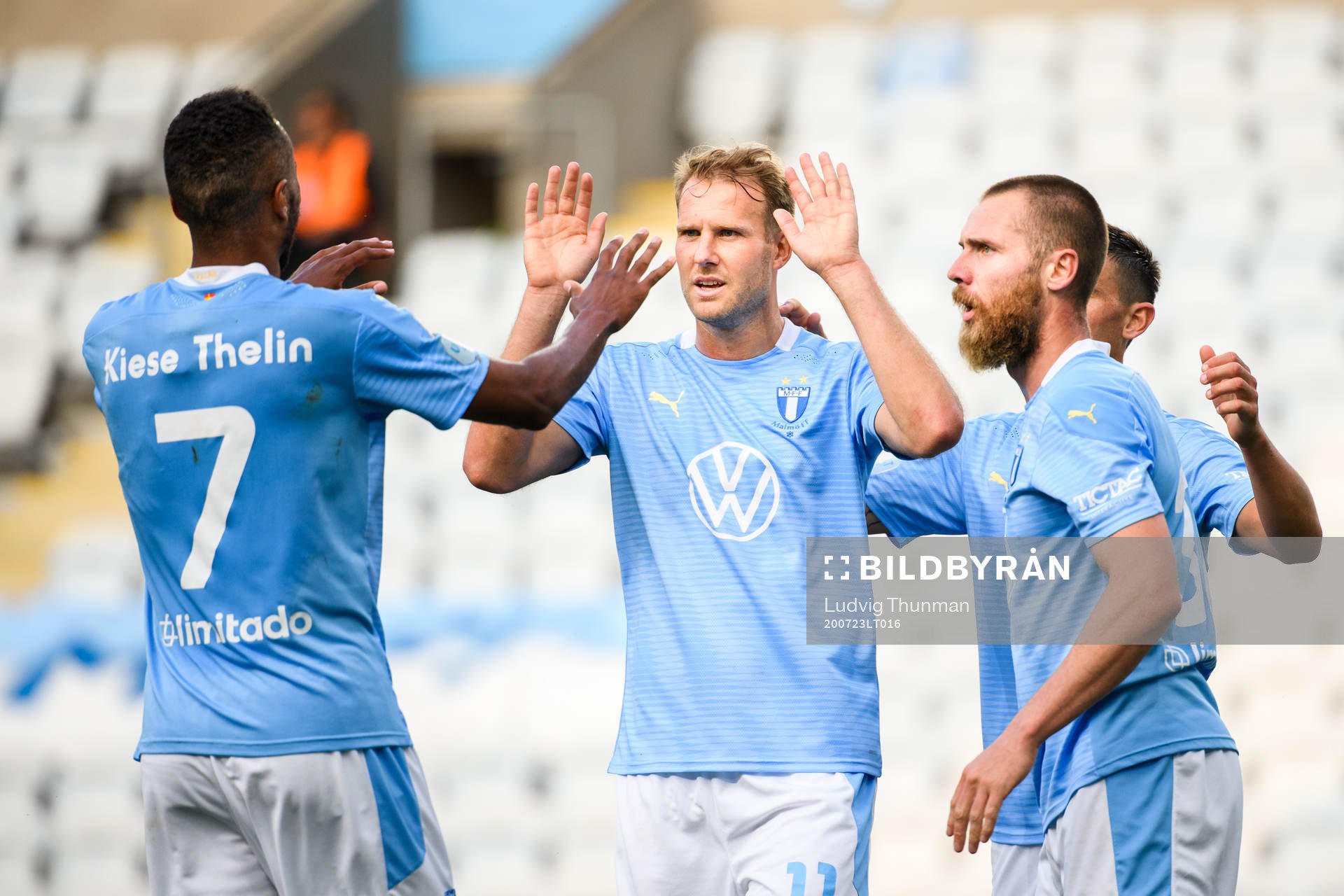 Malmö FFs Isaac Kiese Thelin jublar med Ola Toivonen och