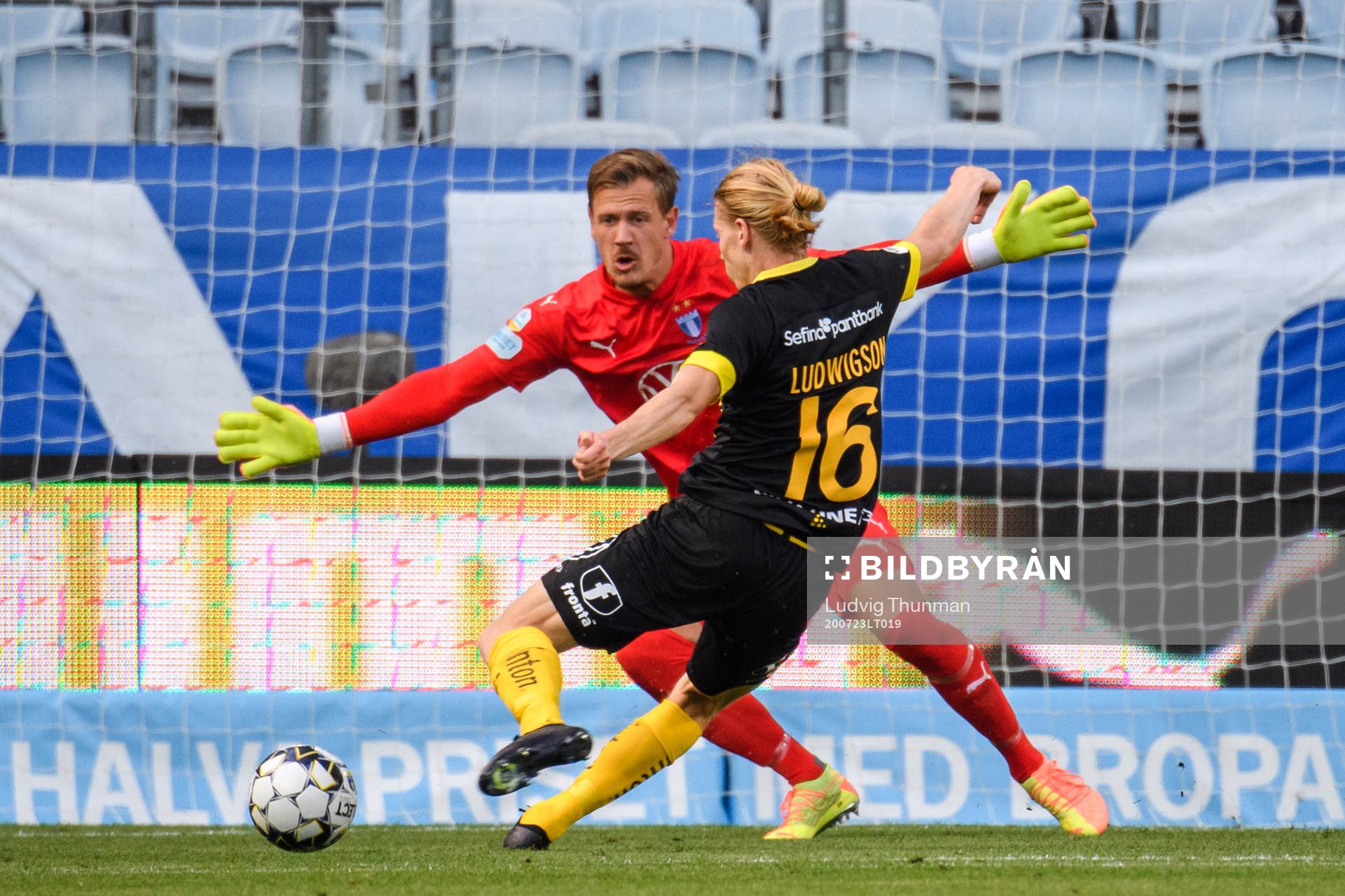 Hammarbys Gustav Ludwigson oroar framför Malmö FFs