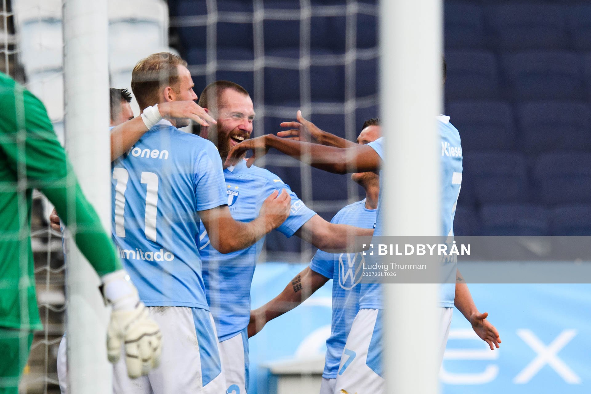 Malmö FFs spelare jublar efter 3-0 av Marcus Antonsson under fotbollsmatchen i Allsvenskan mellan Malmö FF och Hammarby den 23 juli 2020 i Malmö.