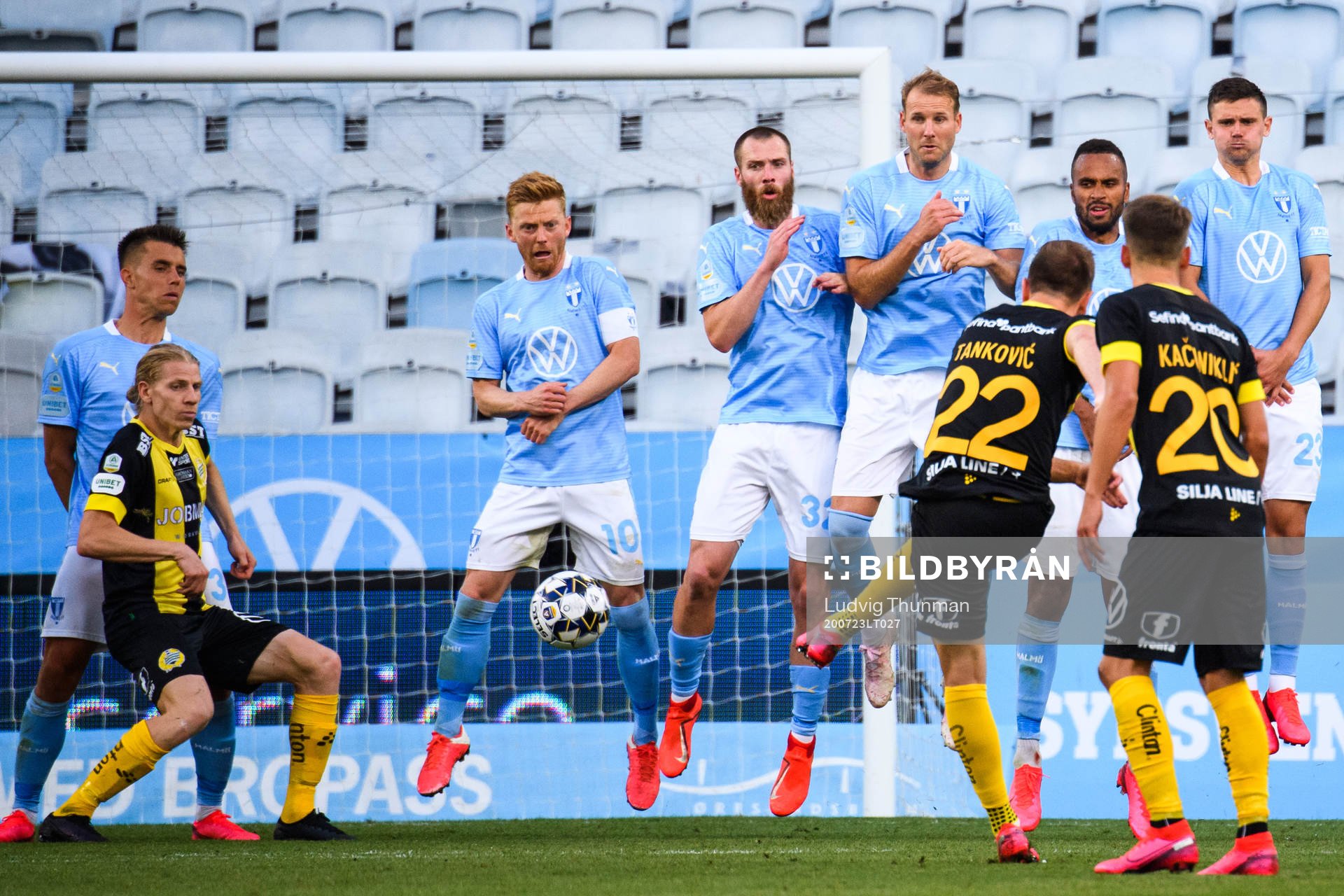 Hammarbys Muamer Tankovic med en frispark mot Malmö FFs