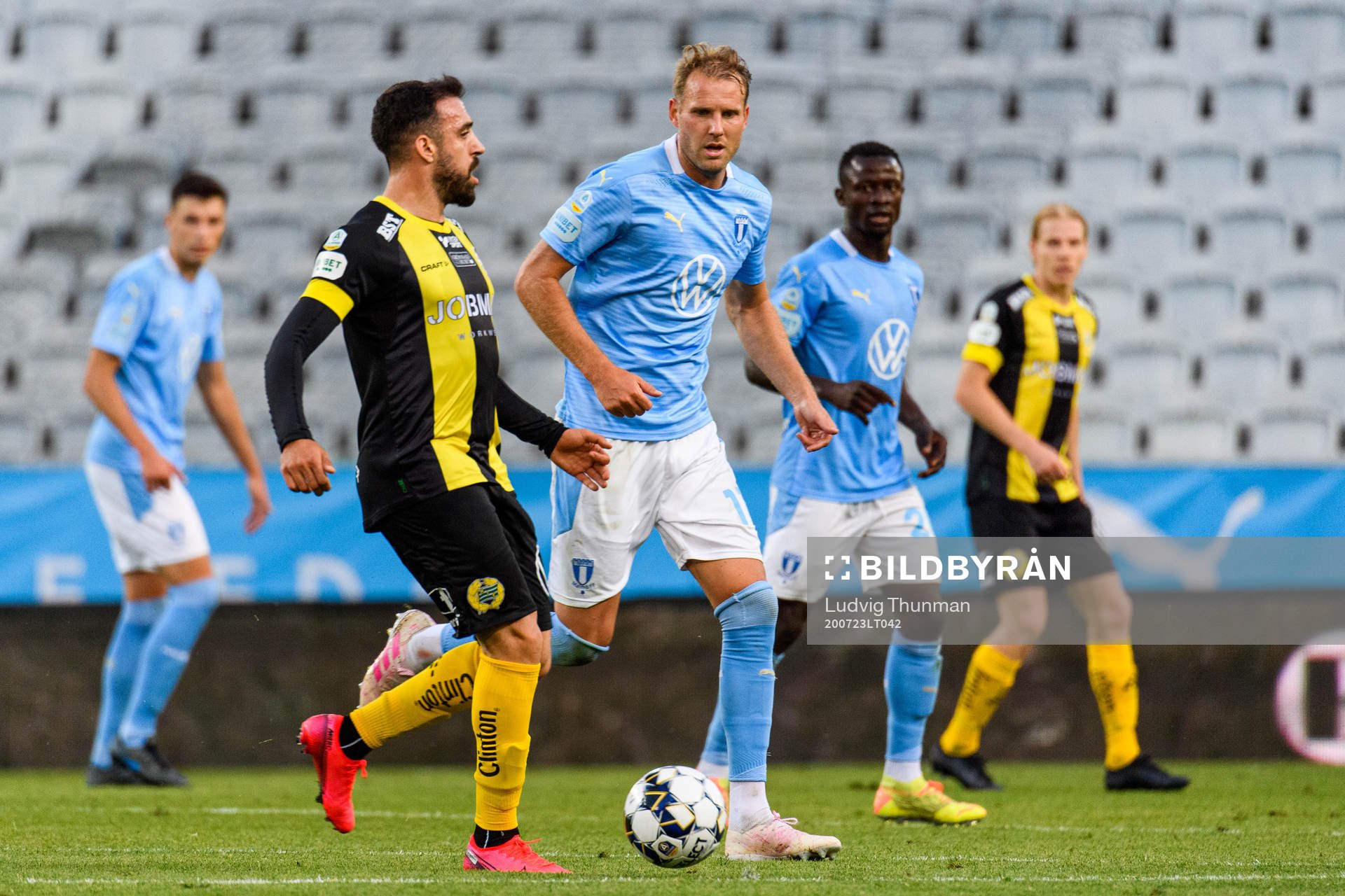 Malmö FFs Ola Toivonen bevakar Hammarbys Abdul Khalili