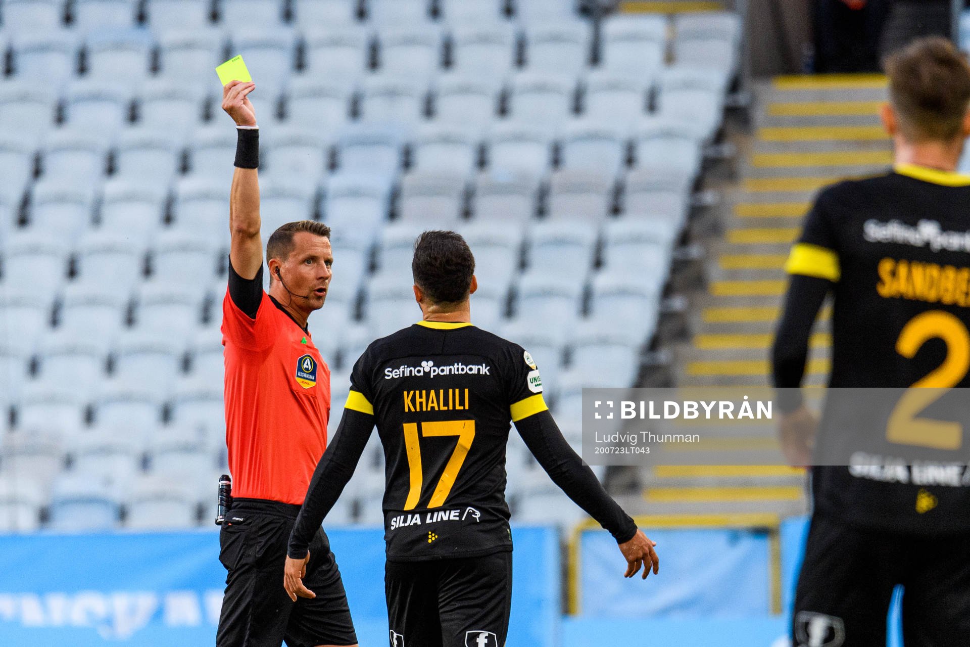 Domare Markus Strömbergsson varnar Hammarbys Abdul Khalili
