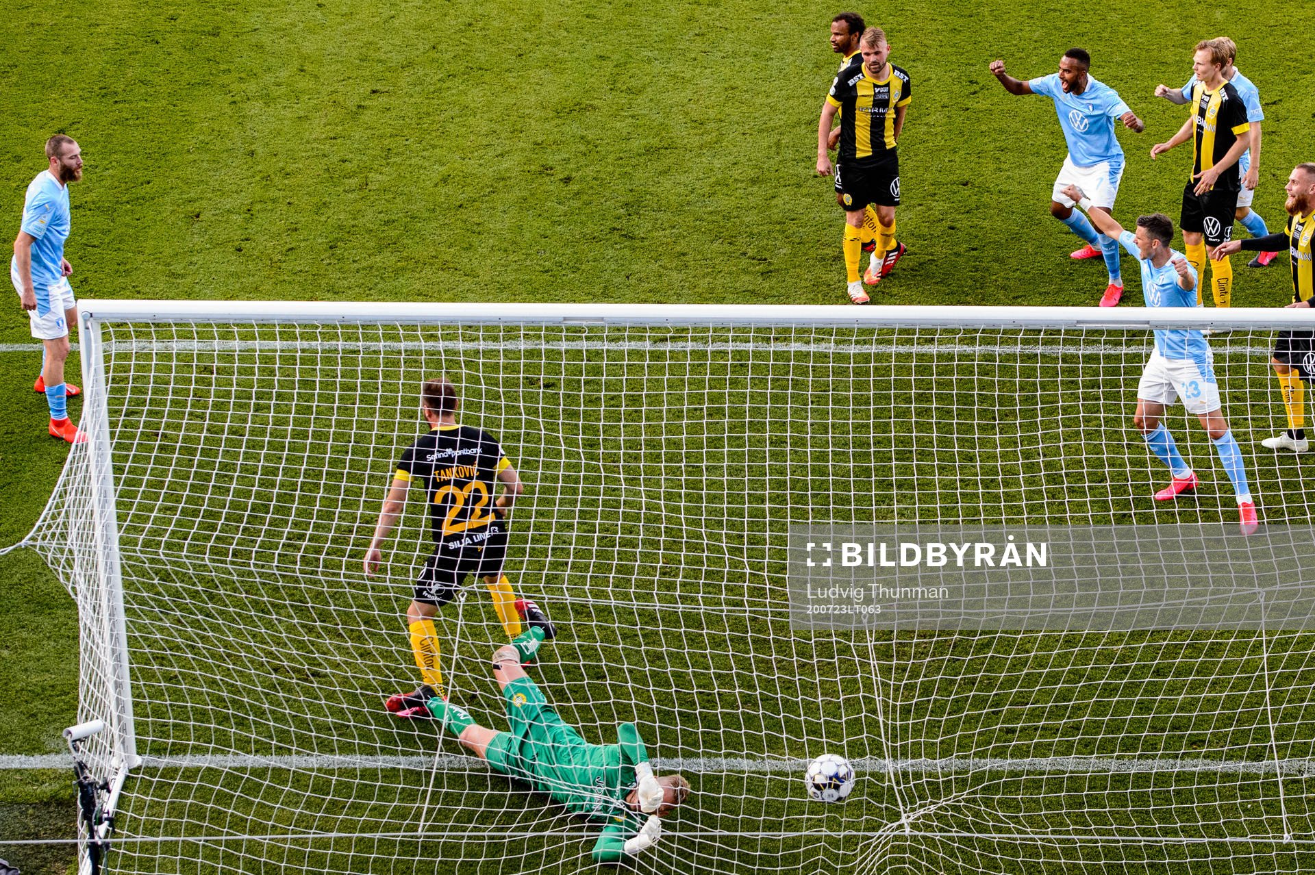 Malmö FFs Jo Inge Berget gör 1-0 bakom Hammarbys målvakt David Ousted samtidigt som Malmö FFs Isaac Kiese Thelin och Marcus Antonsson jublar under fotbollsmatchen i Allsvenskan mellan Malmö FF och Hammarby den 23 juli 2020 i Malmö.