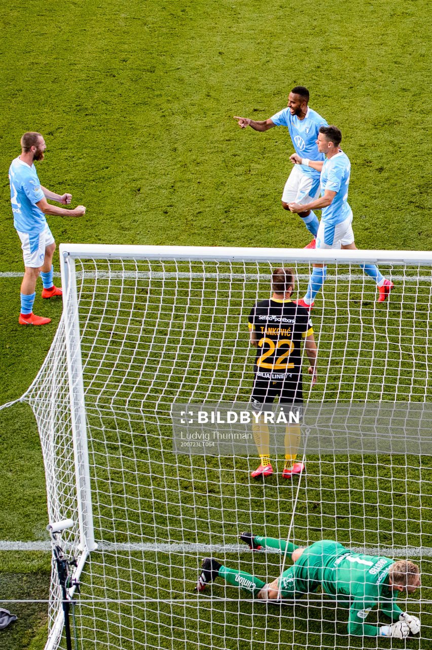 Malmö FFs Jo Inge Berget jublar med Isaac Kiese Thelin och