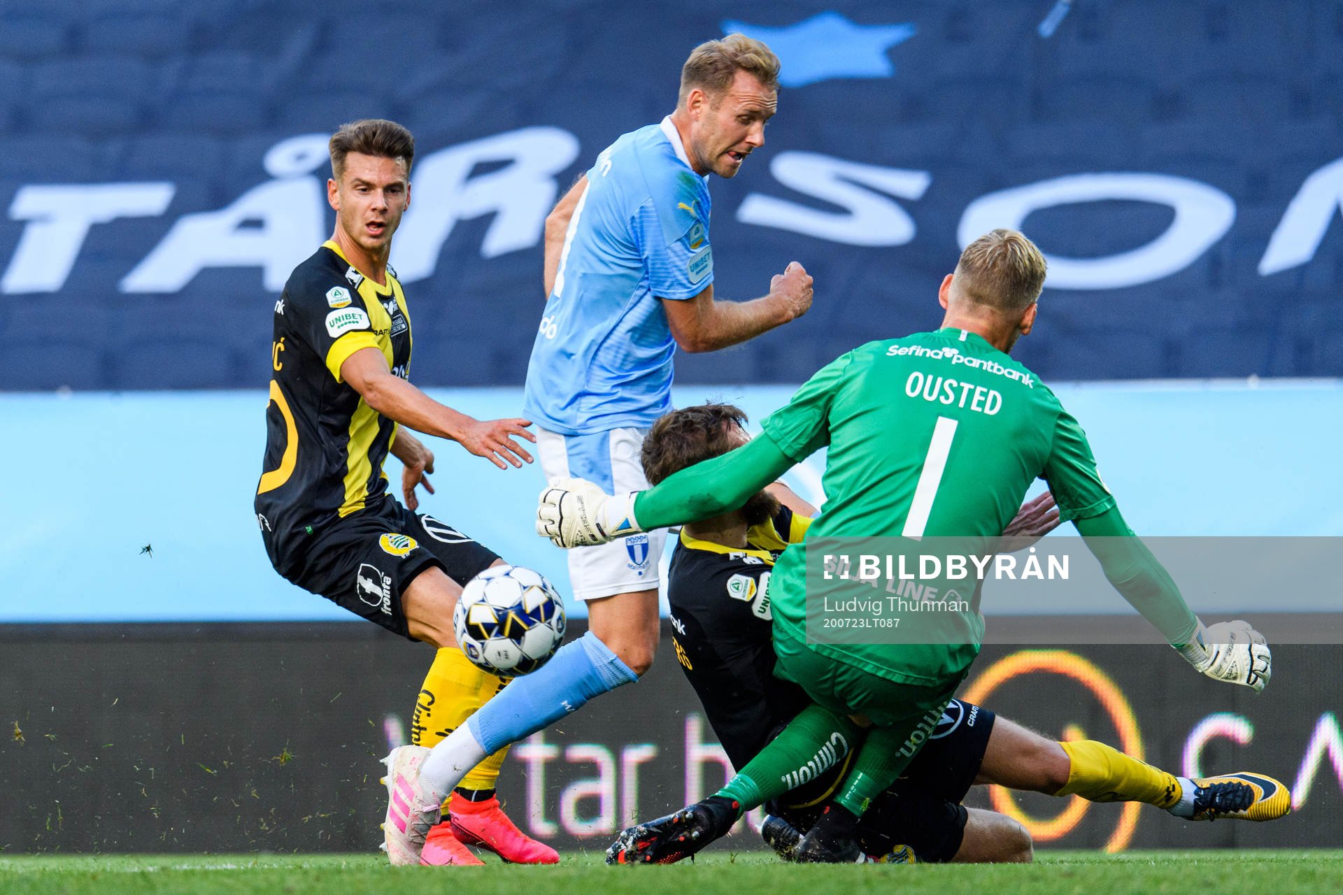 Malmö FFs Ola Toivonen och Hammarbys målvakt David Ousted