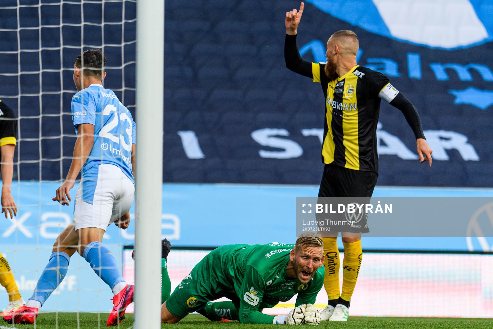 Hammarbys målvakt David Ousted reagerar