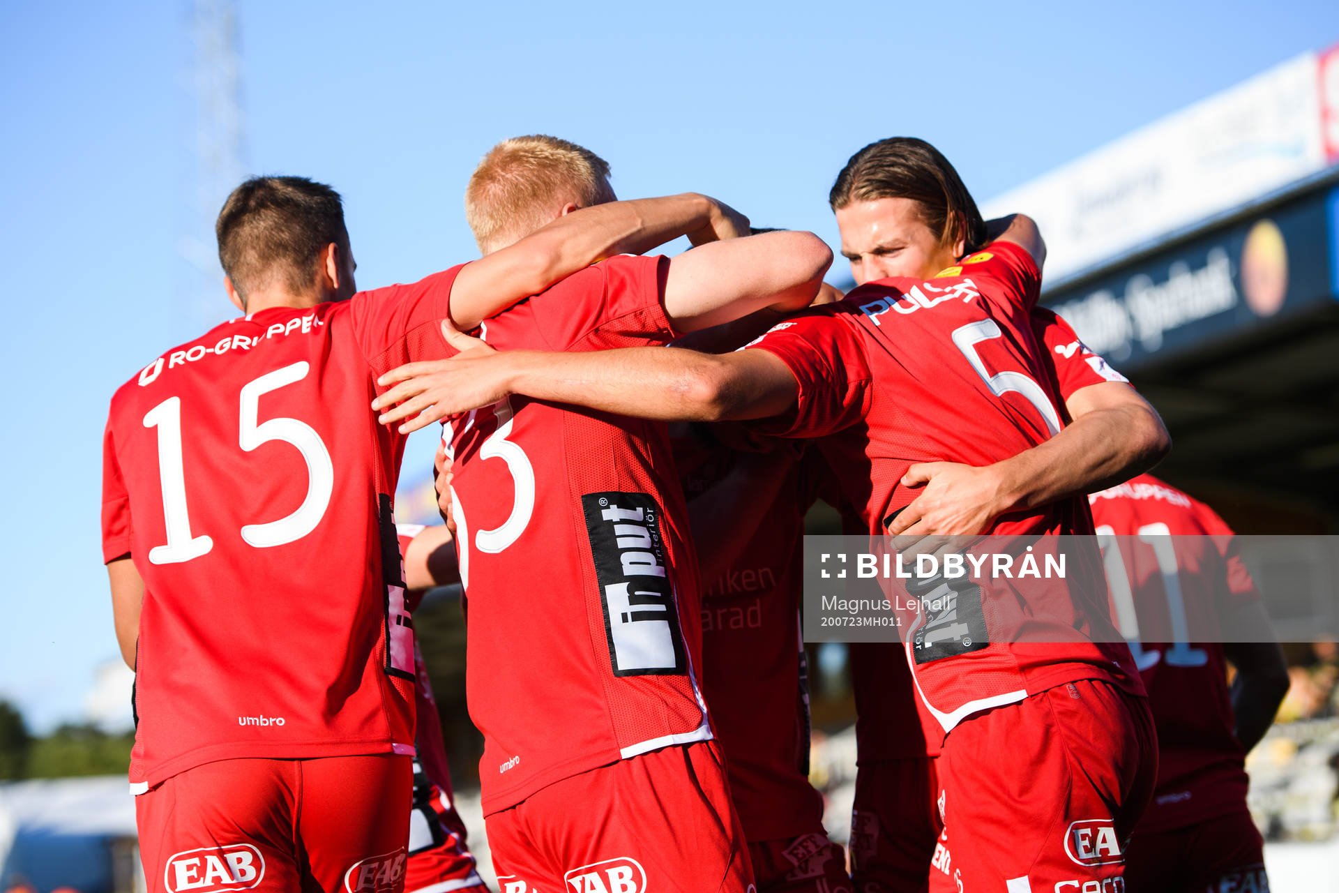 Elfsborgs spelare jublar efter 0-1 av Gustav Henriksson under fotbollsmatchen i Allsvenskan mellan Mjällby och Elfsborg den 23 juli 2020 i Hällevik.