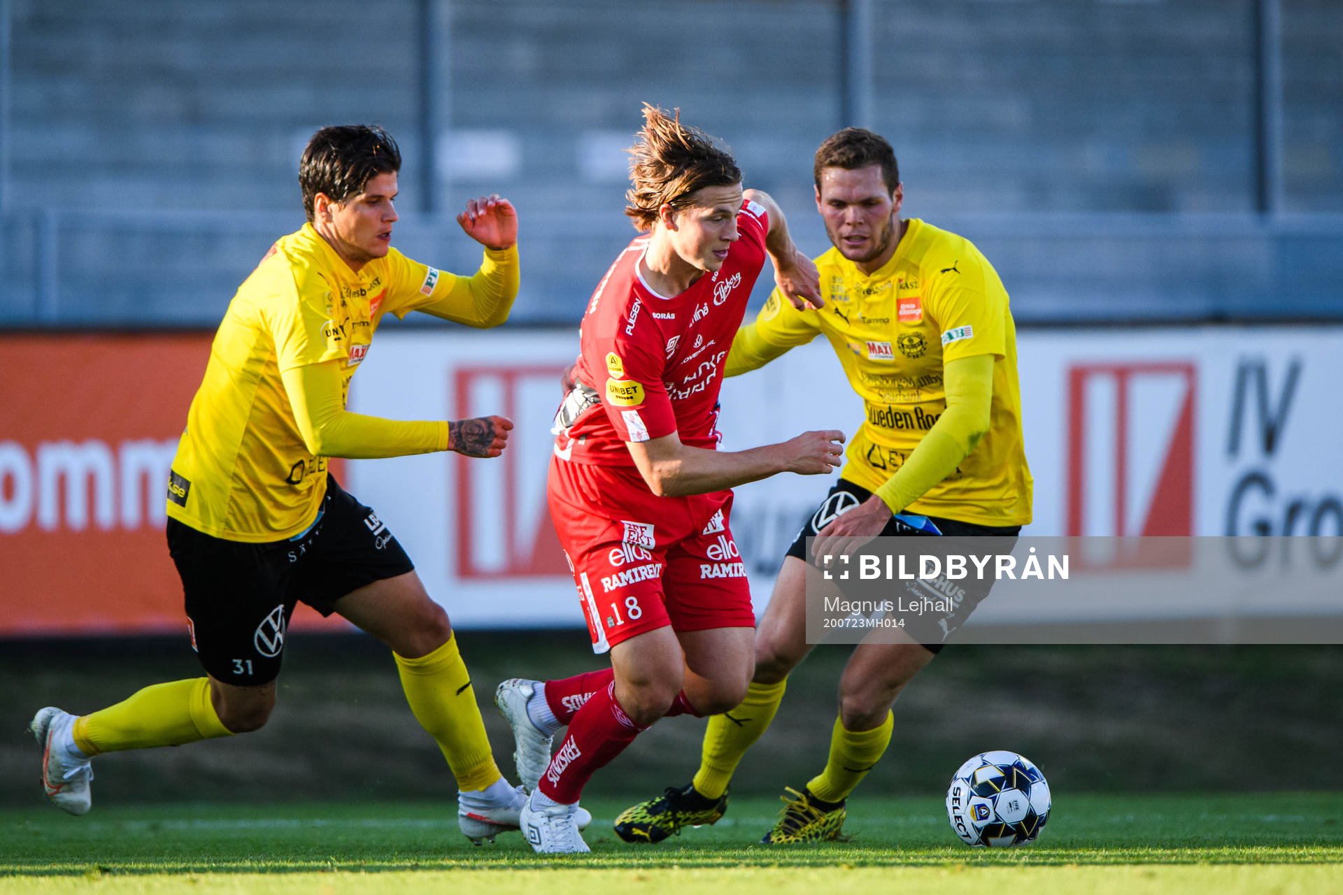 Elfsborgs Simon Olsson i en kamp mot Mjällbys David