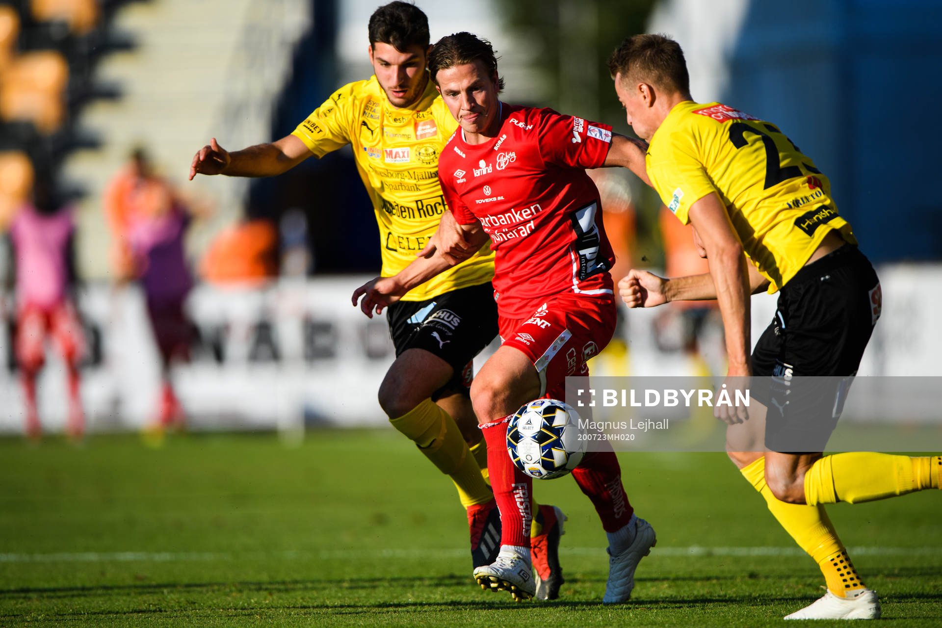 Elfsborgs Simon Olsson i en kamp mot Mjällbys Jesper