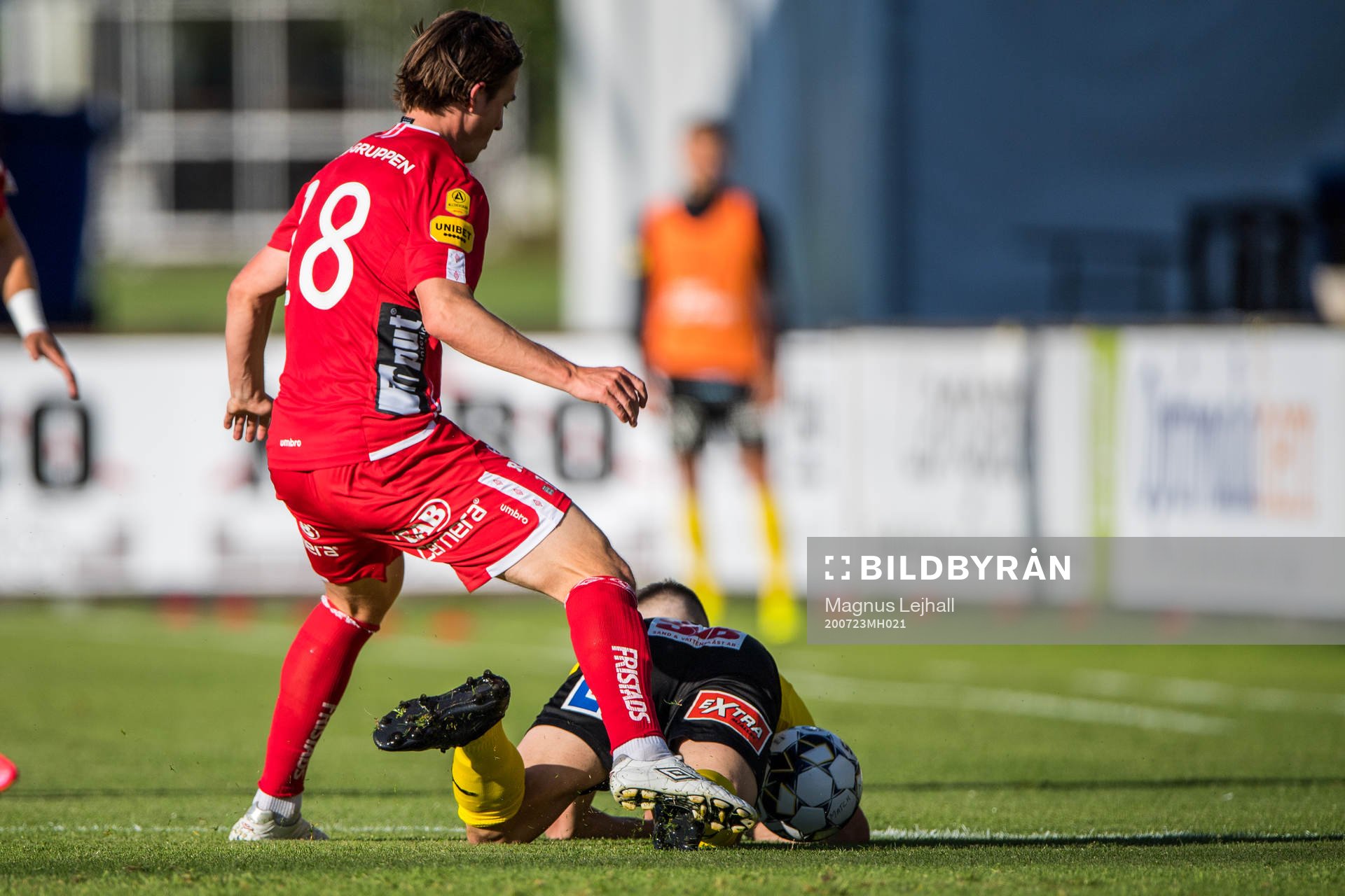 Elfsborgs Simon Olsson med Mjällbys Jesper Gustavsson på