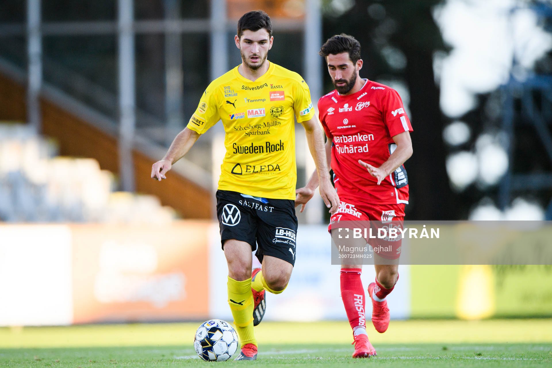 Mjällbys Besard Sabovic och Elfsborgs Frederik Holst