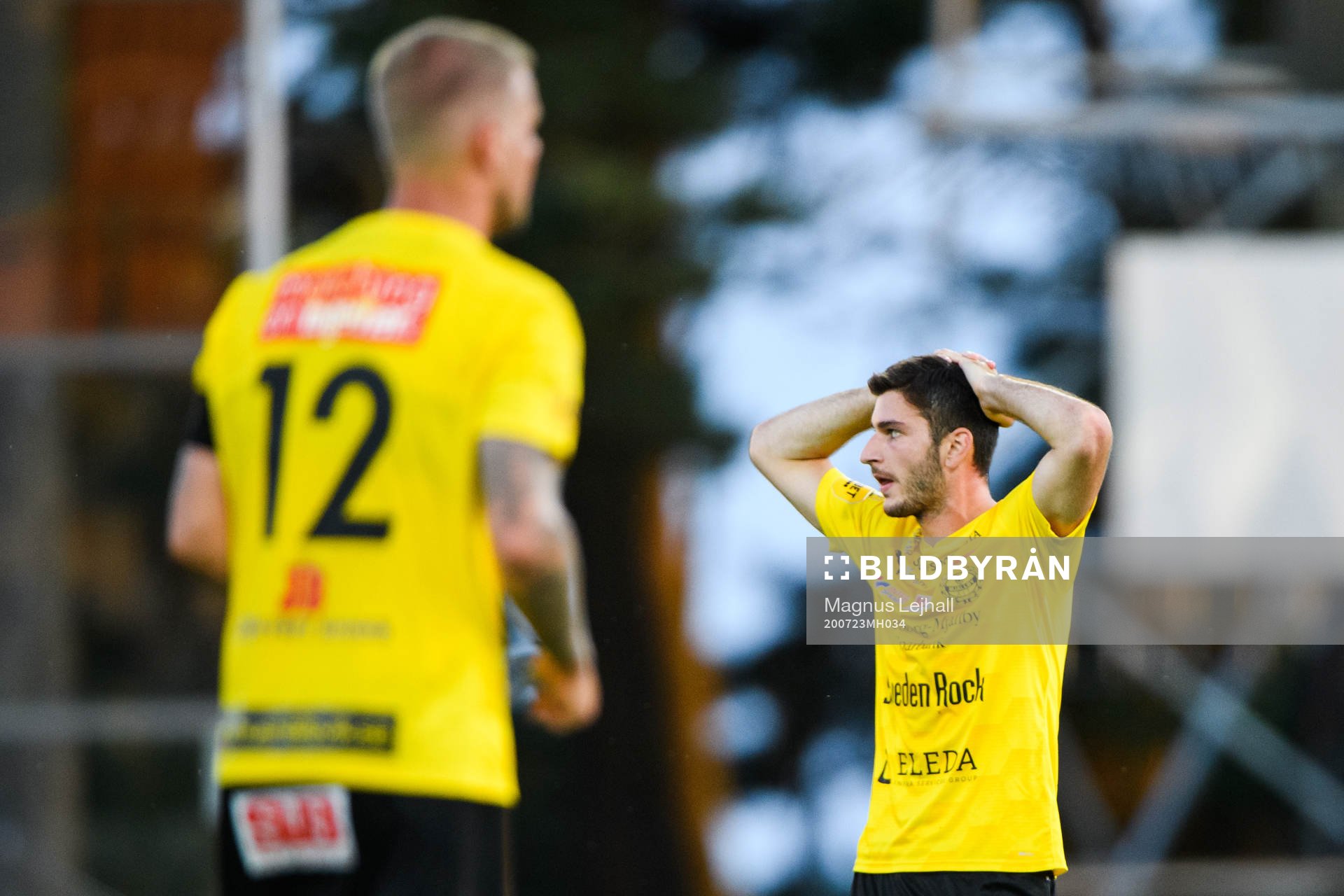 Mjällbys David Löfquist och Besard Sabovic deppar