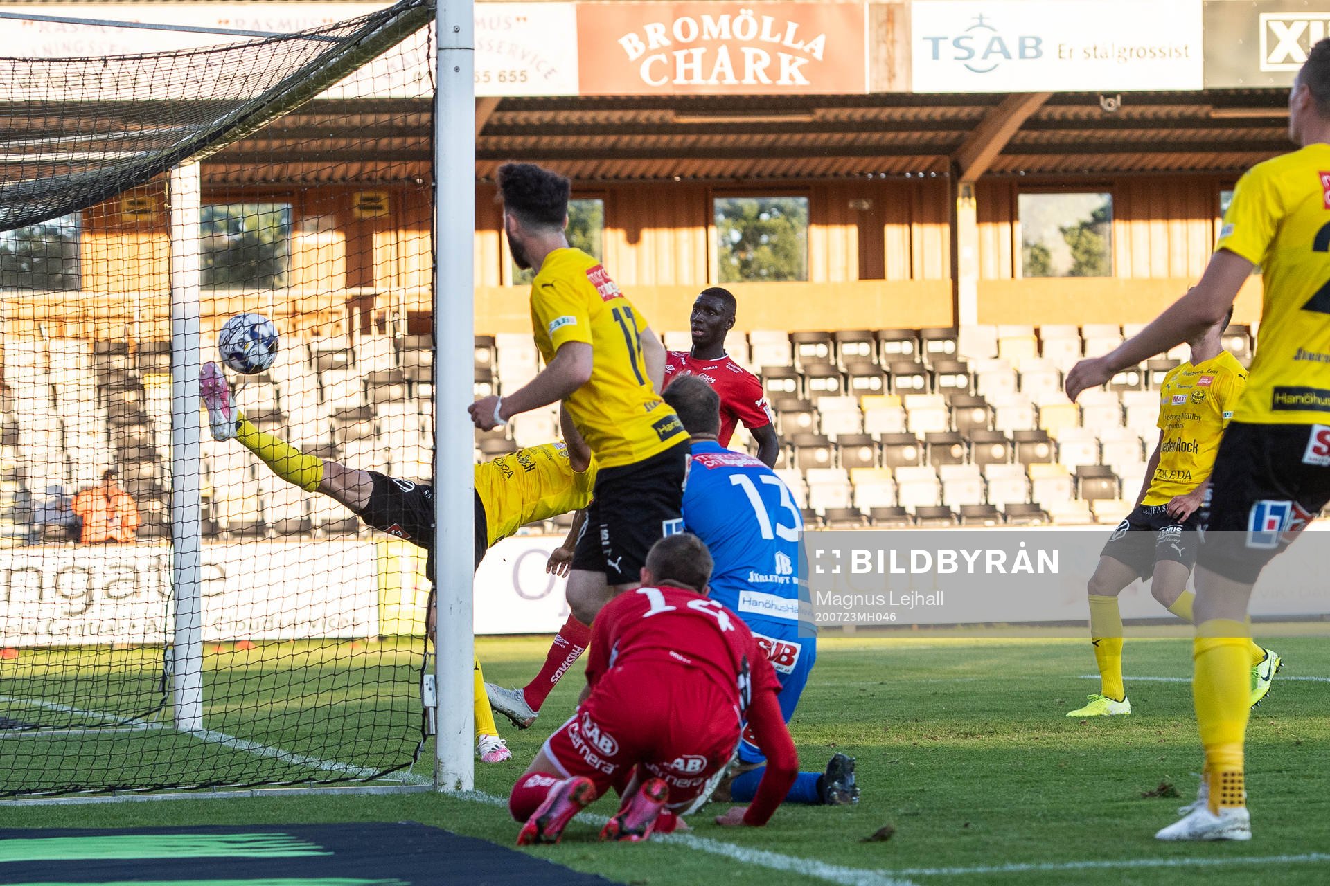 Mjällbys Eric Björkander   försöker rädda Elfsborgs