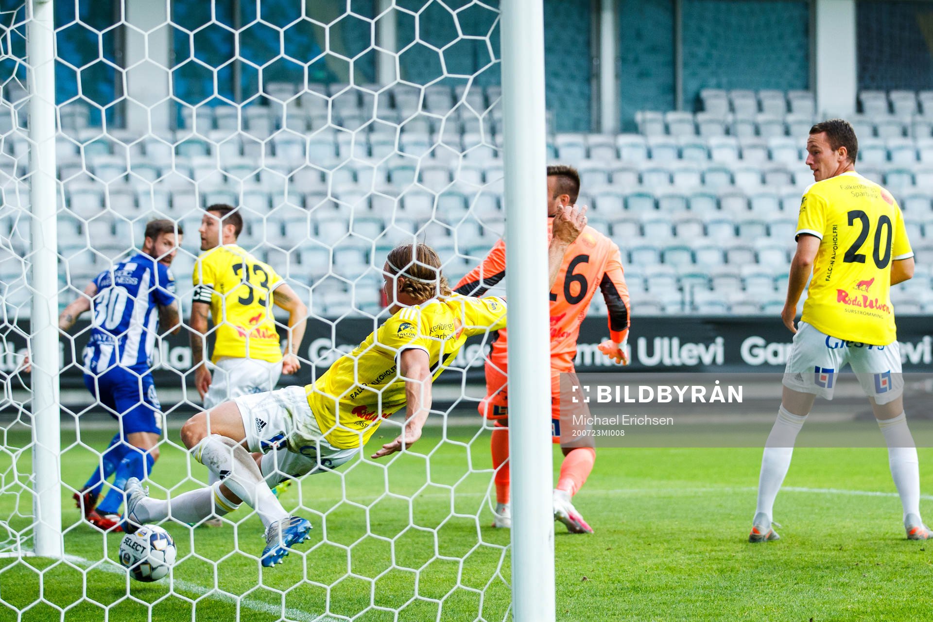 Falkenbergs Carl Johansson rensar bort bollen