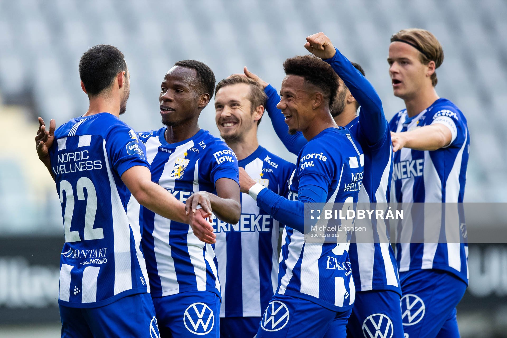 IFK Göteborgs Giorgi Kharaishvili jublar med lagkamrater efter 1-0 under fotbollsmatchen i Allsvenskan mellan IFK Göteborg och Falkenberg den 23 juli 2020 i Göteborg.