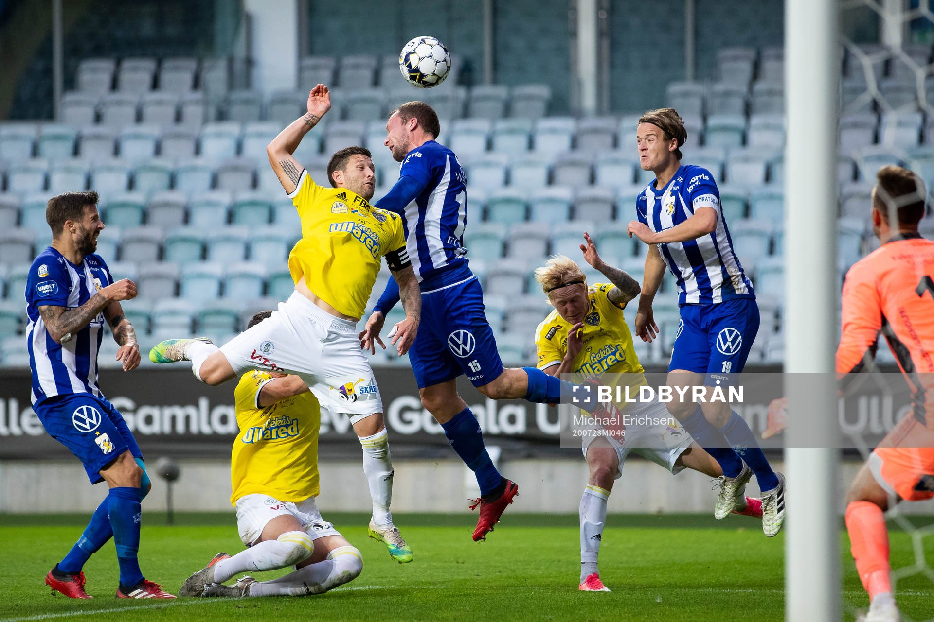 IFK Göteborgs Jakob Johansson i kamp med Falkenbergs Tibor Brink Joza under fotbollsmatchen i Allsvenskan mellan IFK Göteborg och Falkenberg den 23 juli 2020 i Göteborg.