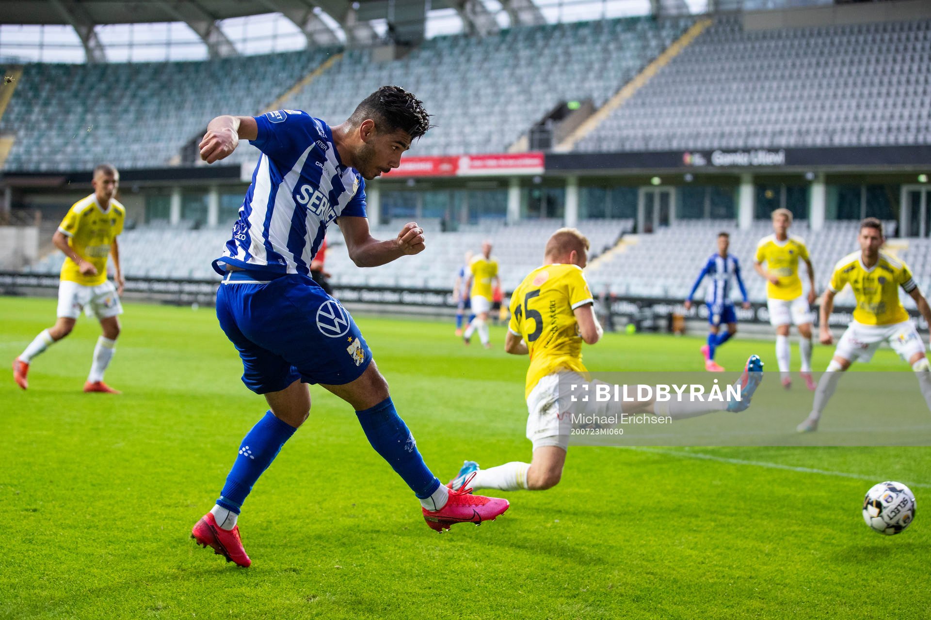 IFK Göteborgs Hosam Aiesh slår ett inlägg