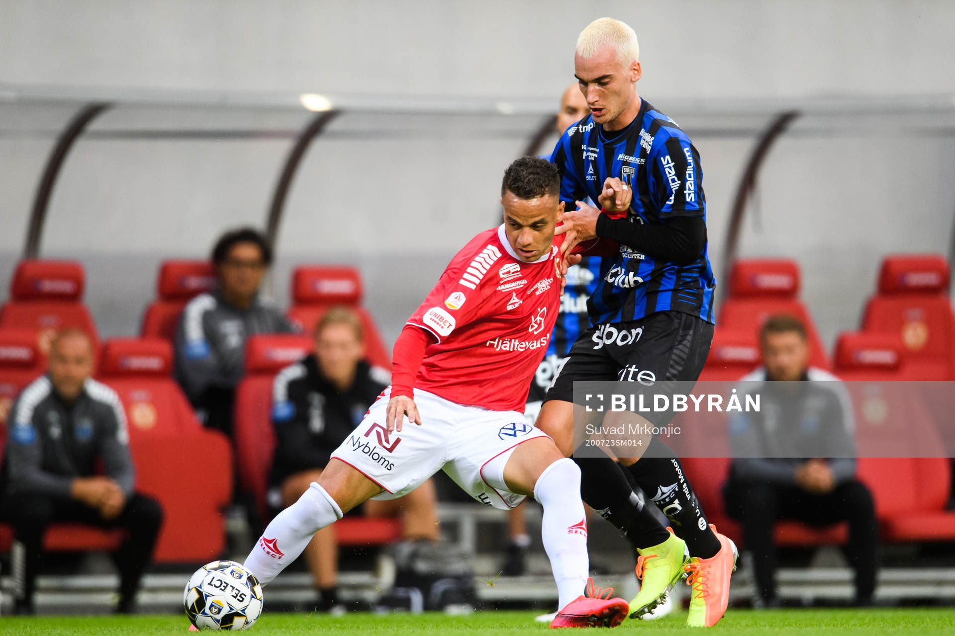 Kalmars Rafael Gimenes da Silva och Sirius Adam Hellborg under fotbollsmatchen i Allsvenskan mellan Kalmar och Sirius den 23 juli 2020 i Kalmar.