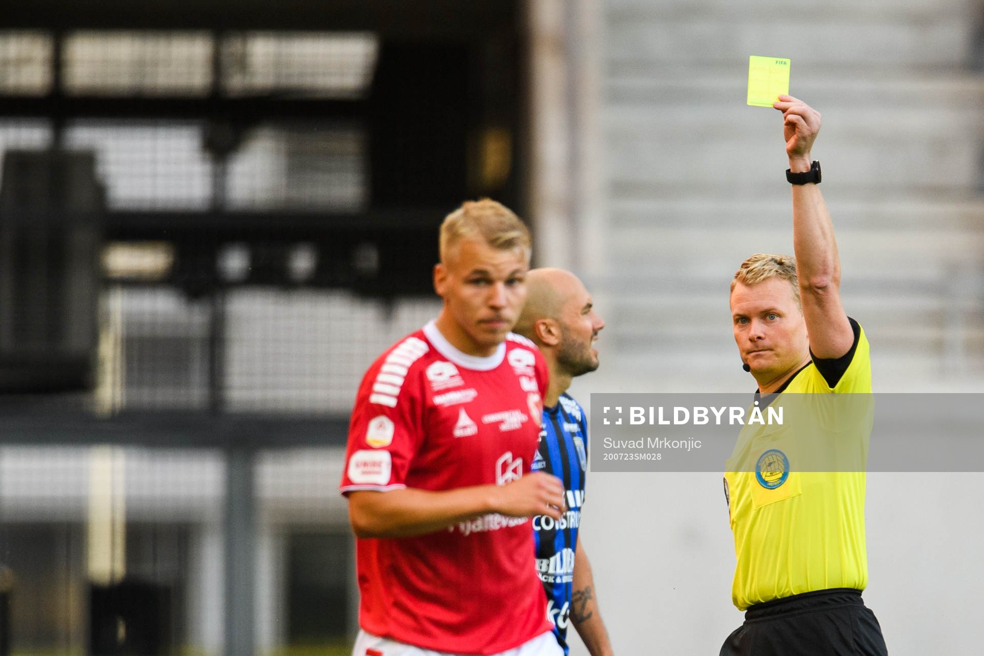 Kalmars Sebastian Ring får en varning av domare Fredrik