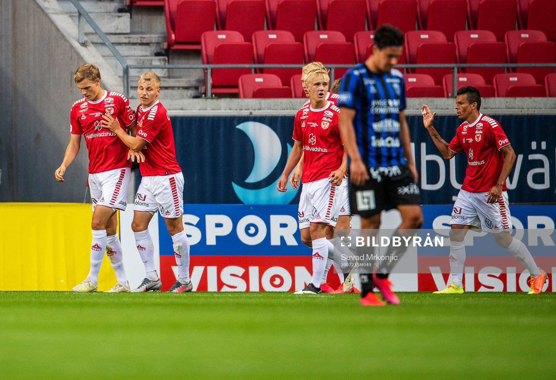 Kalmars Svante Ingelsson jublar med lagkamrater efter 1-1 under fotbollsmatchen i Allsvenskan mellan Kalmar och Sirius den 23 juli 2020 i Kalmar.