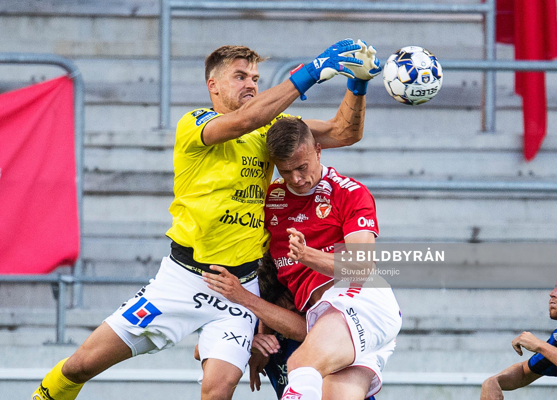 Kalmars Alexander Ahl Holmström och Sirius målvakt Lukas